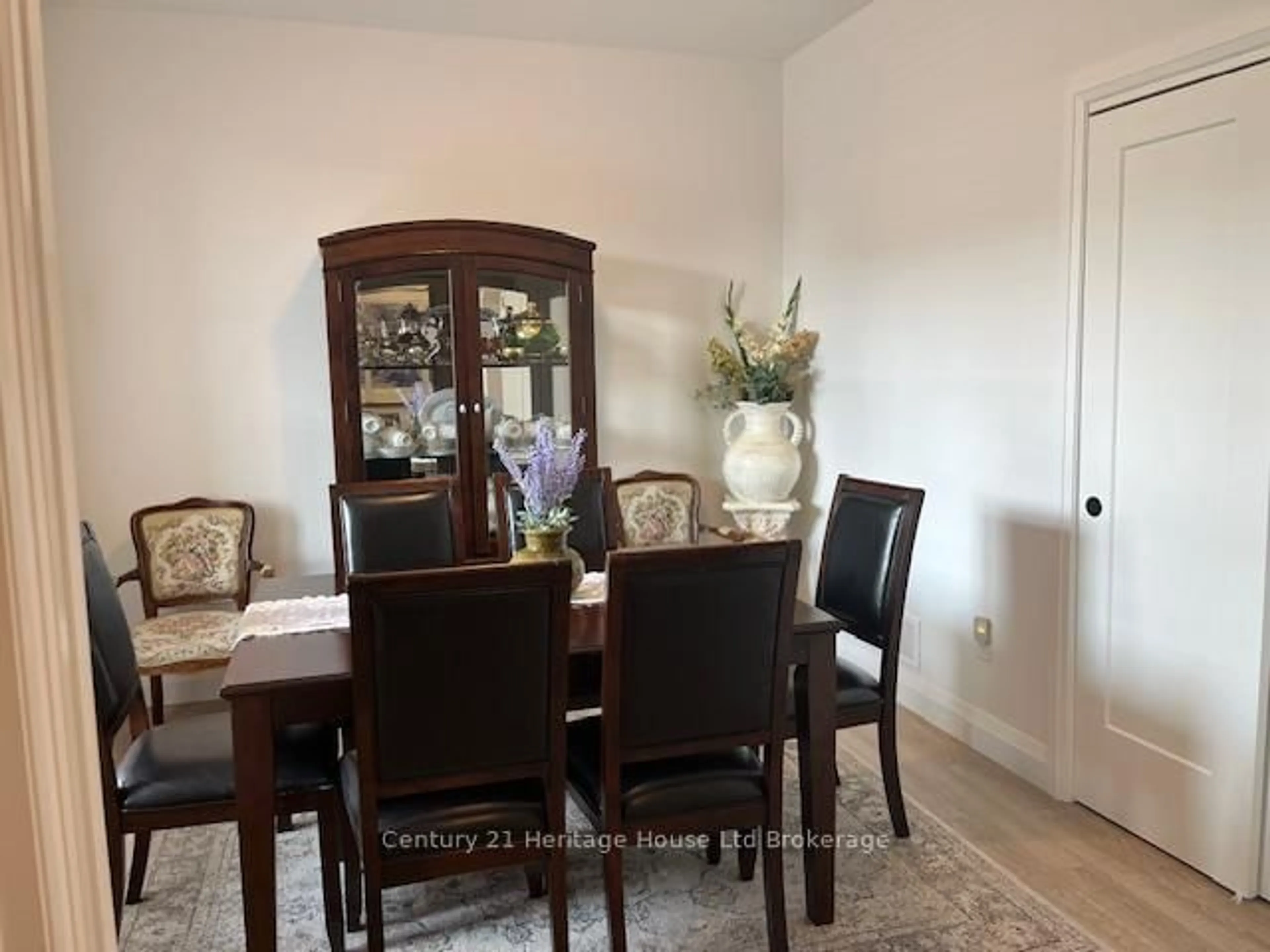 Dining room, wood/laminate floor for 23 Martin St, Tillsonburg Ontario N4G 0K3