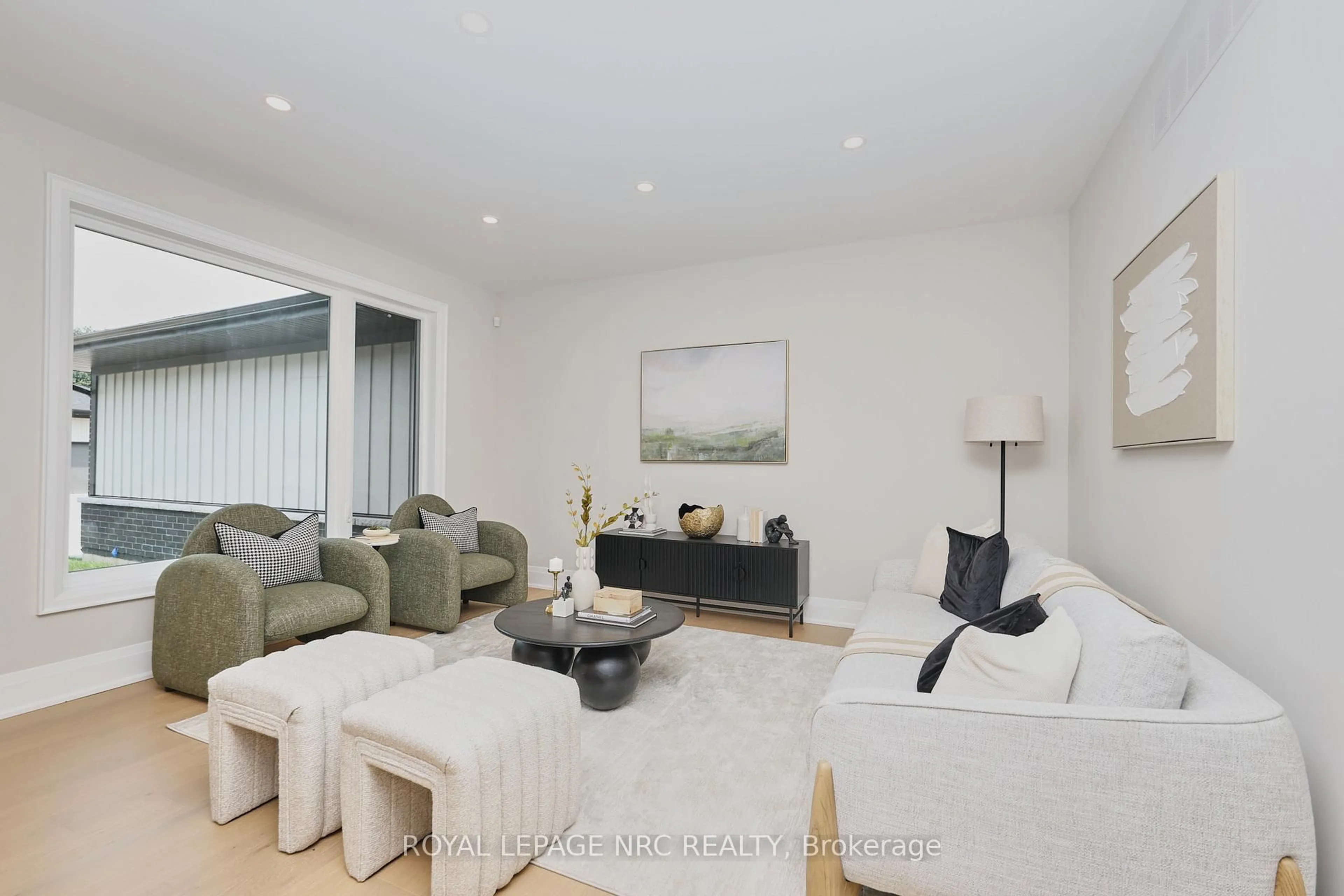 Living room with furniture, wood/laminate floor for 12 Accursi Cres, Pelham Ontario L0S 1E2