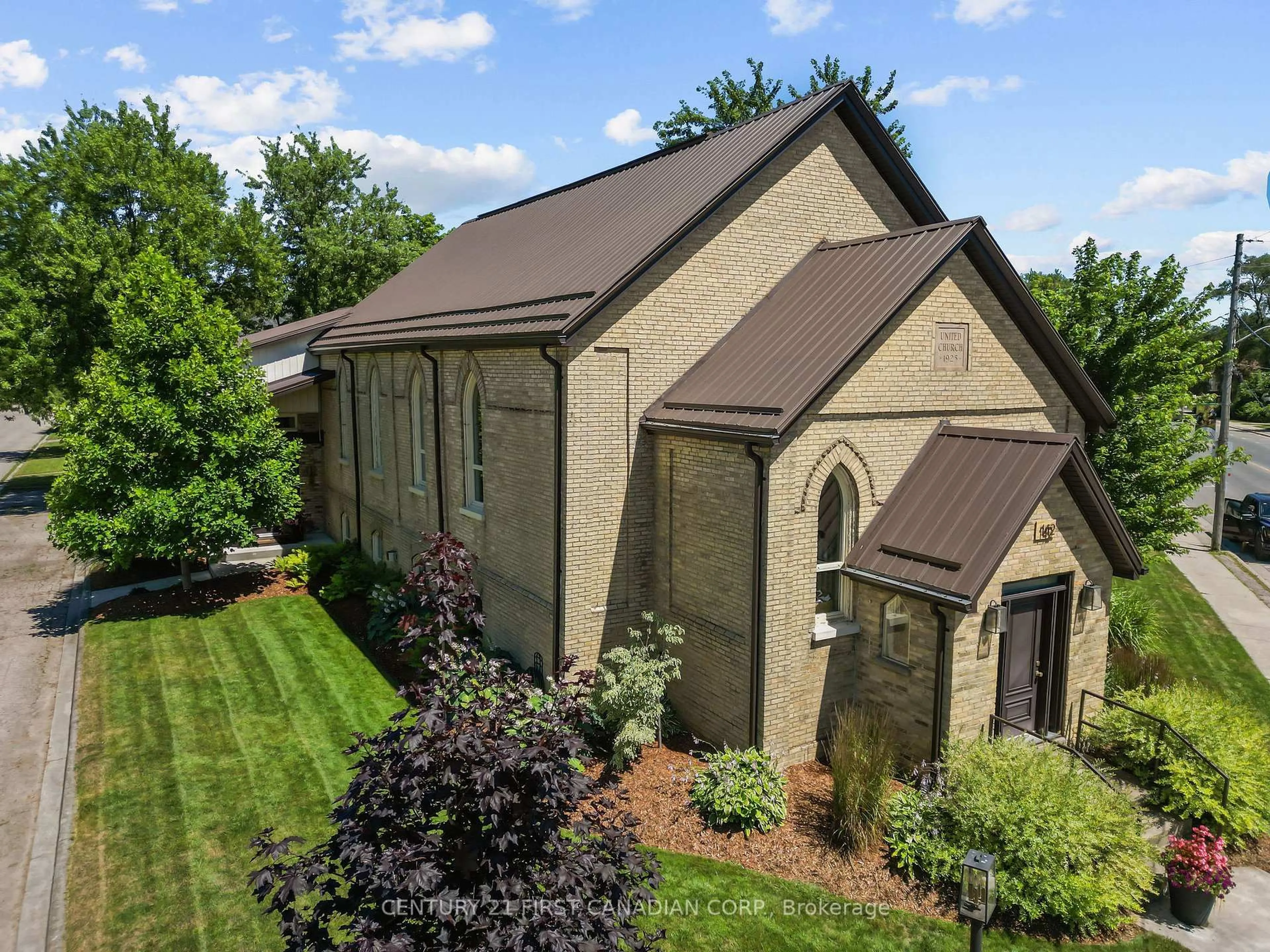 Home with brick exterior material, building for 142 Main St, Lucan Biddulph Ontario N0M 2J0