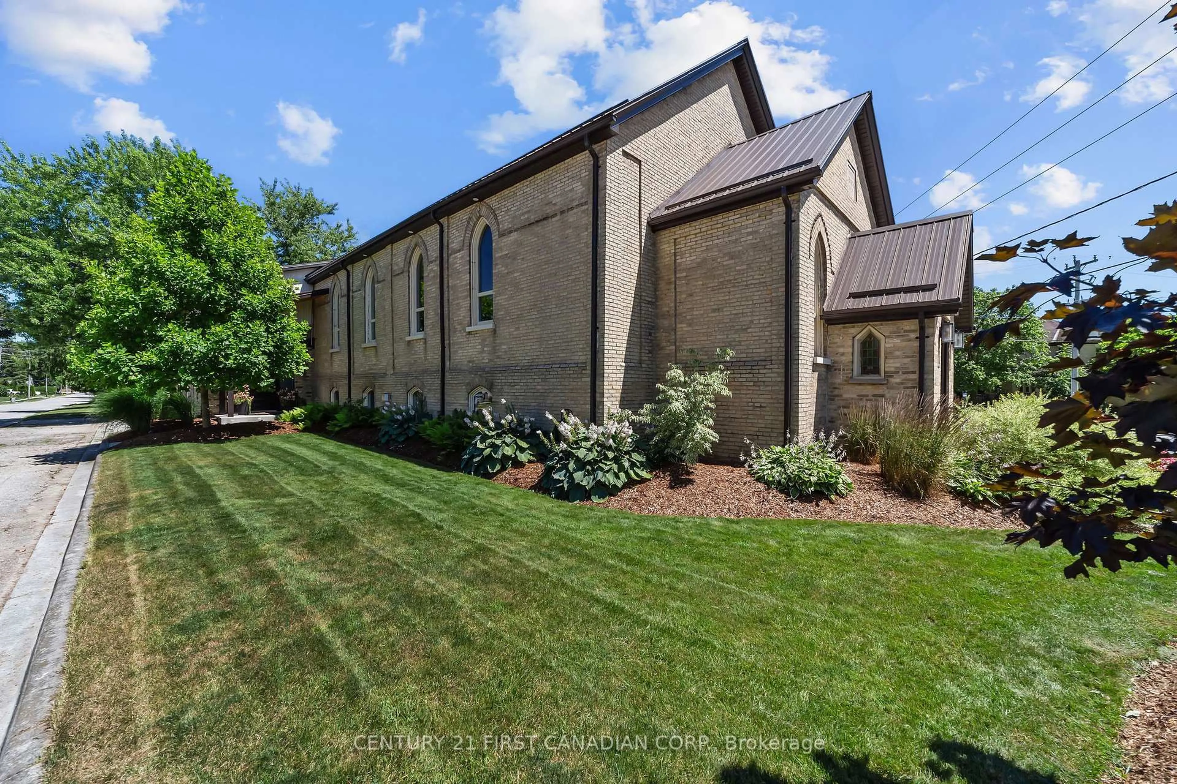 Home with brick exterior material, building for 142 Main St, Lucan Biddulph Ontario N0M 2J0