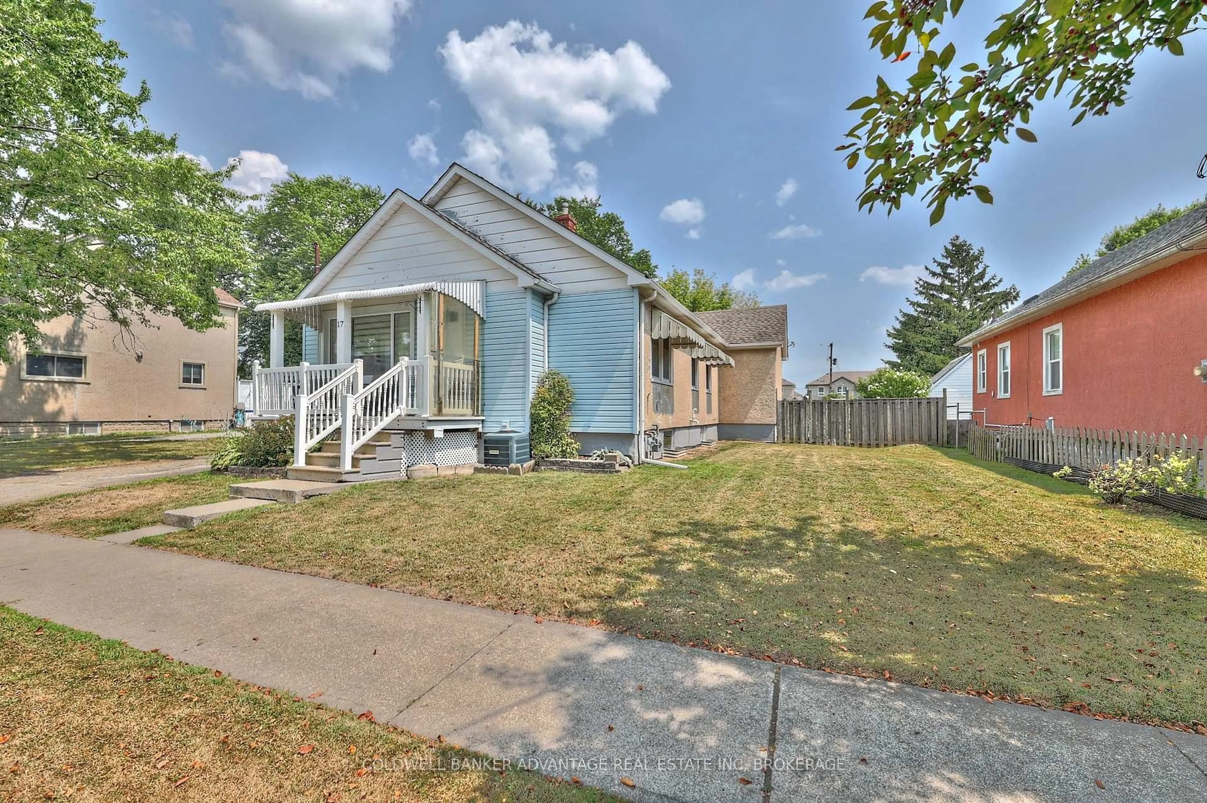 A pic from outside/outdoor area/front of a property/back of a property/a pic from drone, street for 17 CLIFFORD Ave, Welland Ontario L3C 2C6