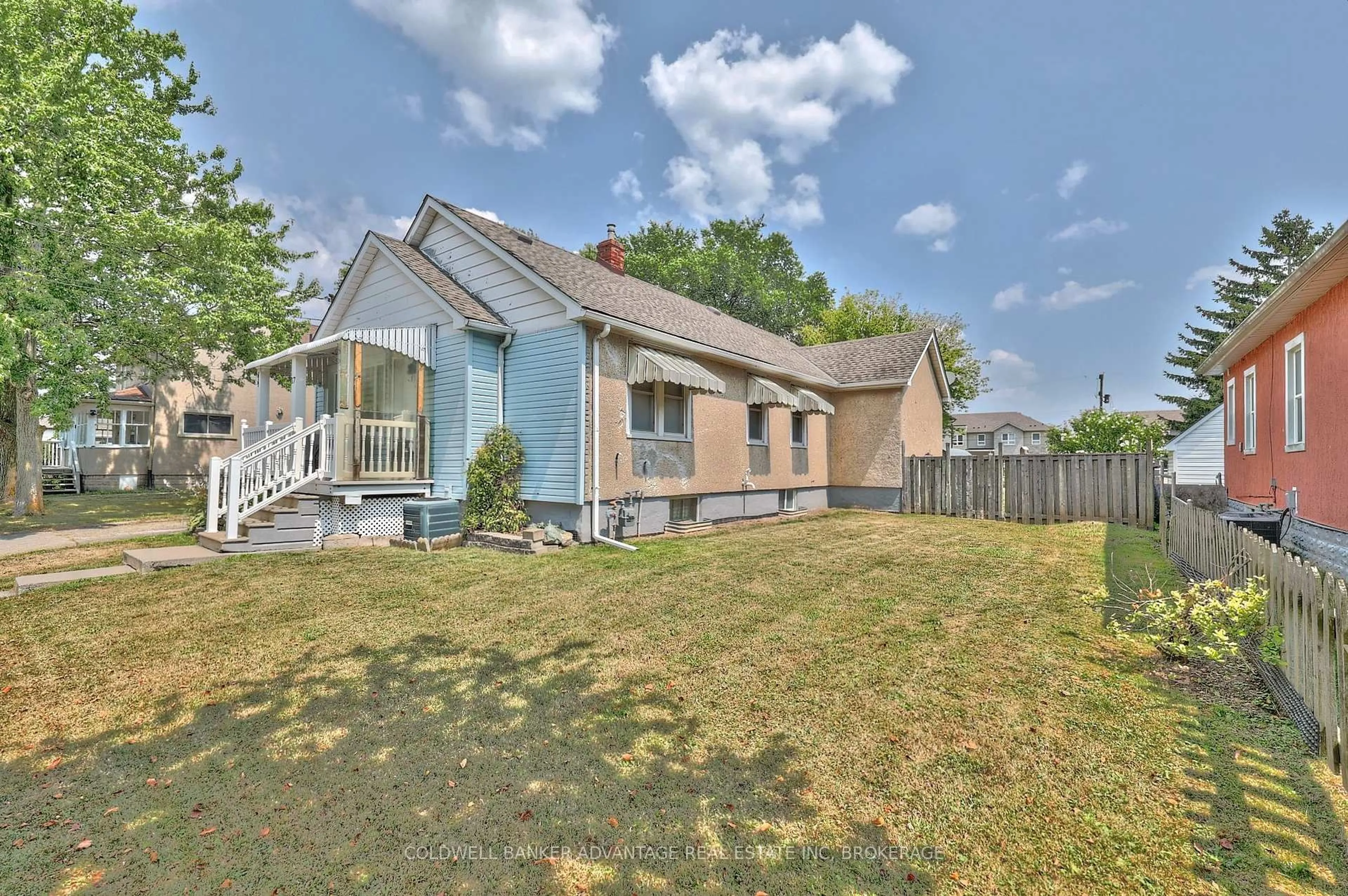 A pic from outside/outdoor area/front of a property/back of a property/a pic from drone, street for 17 CLIFFORD Ave, Welland Ontario L3C 2C6