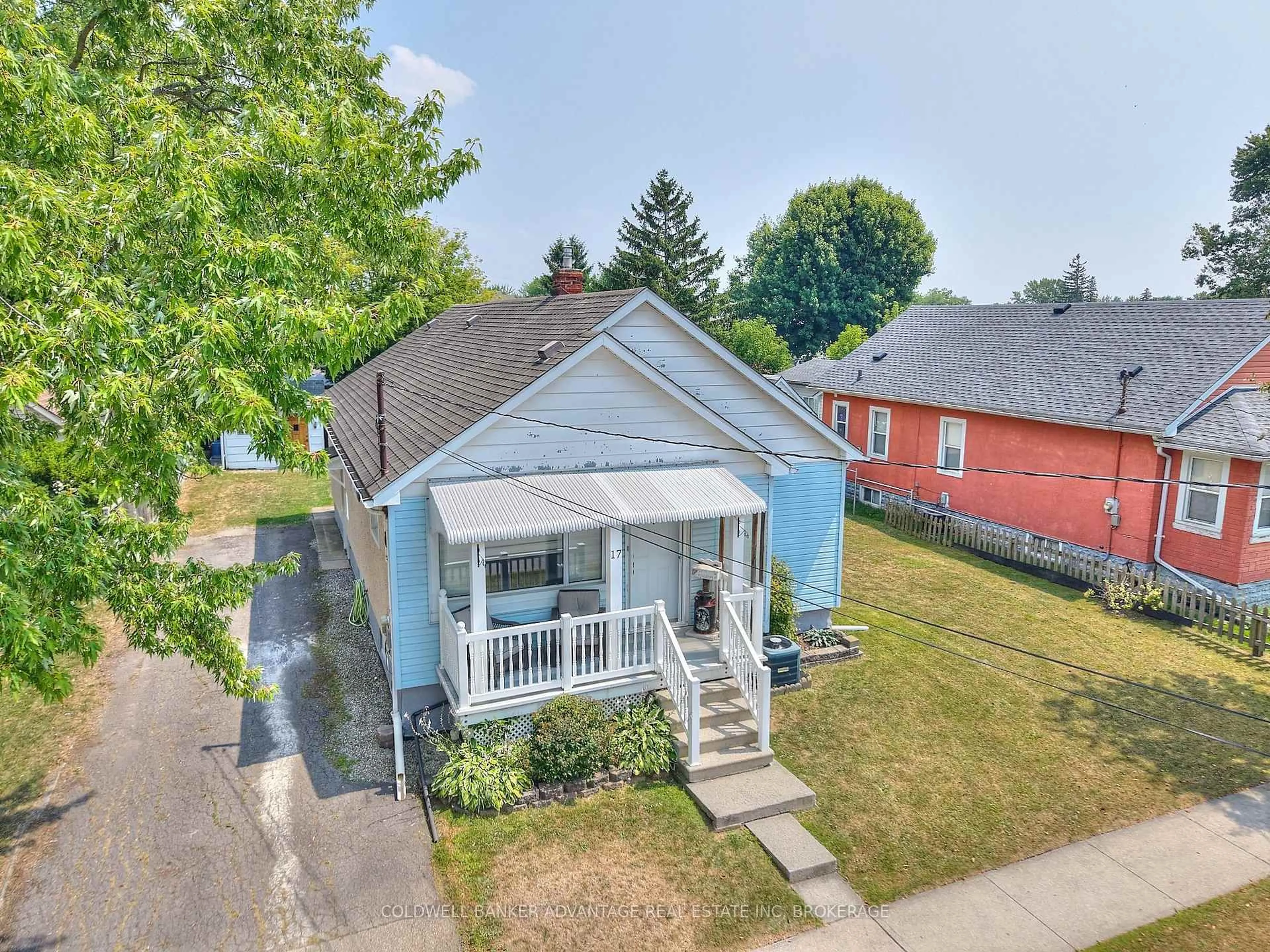 A pic from outside/outdoor area/front of a property/back of a property/a pic from drone, street for 17 CLIFFORD Ave, Welland Ontario L3C 2C6