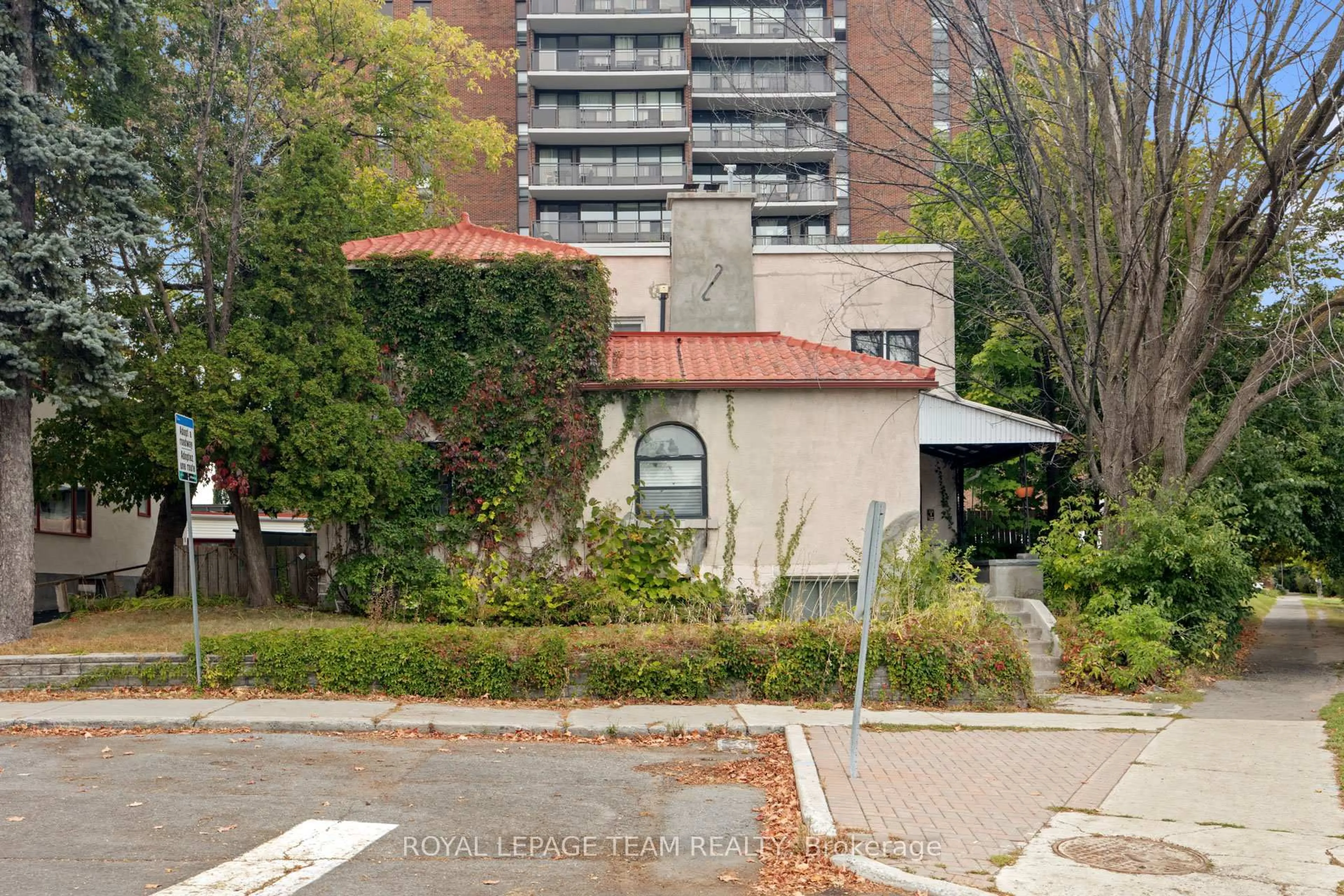 Patio, street for 334 Queen Elizabeth Dr, Ottawa Ontario K1S 3M8