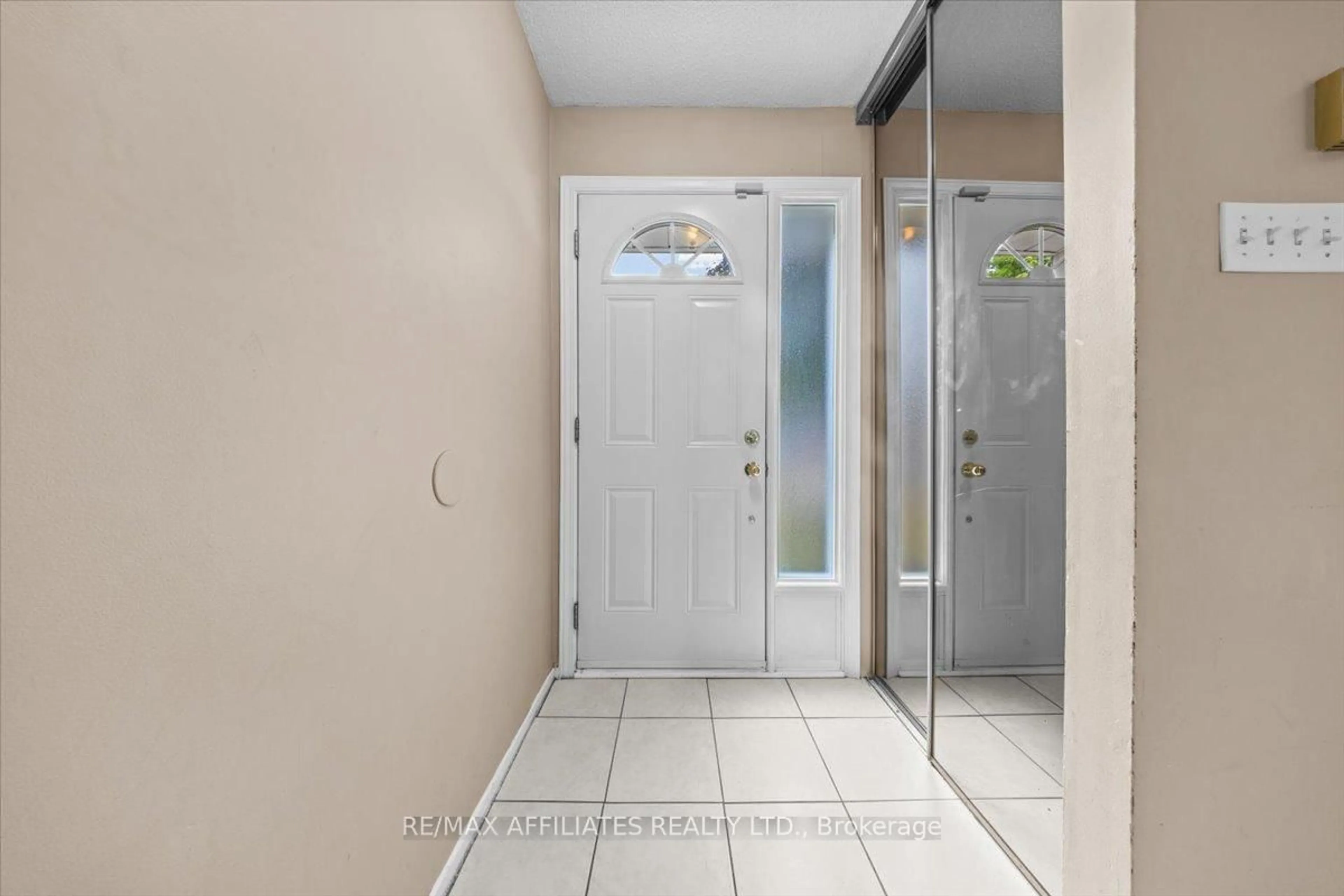 Indoor entryway for 3192 Bannon Way, Ottawa Ontario K1T 1T3