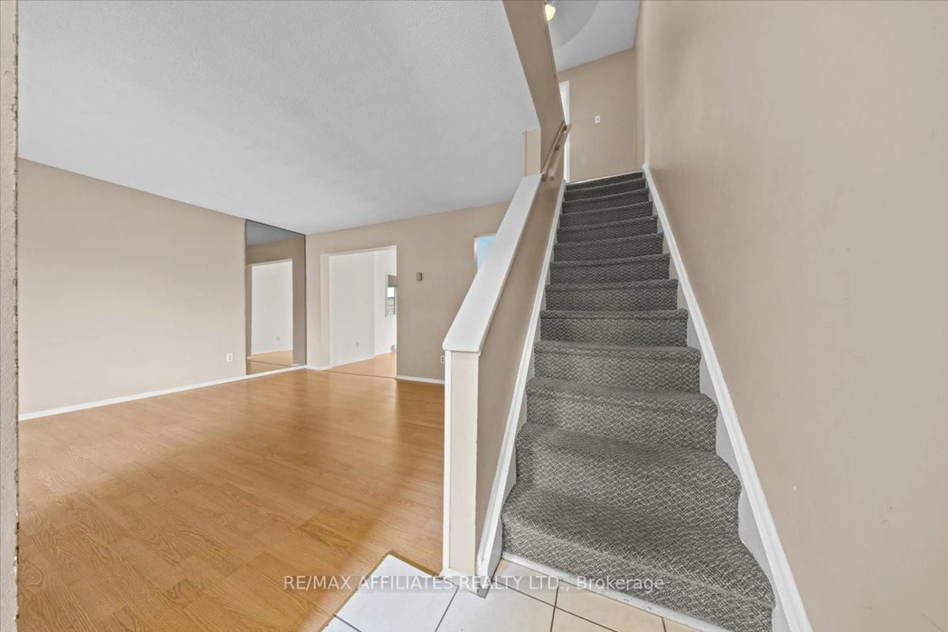 Stairs for 3192 Bannon Way, Ottawa Ontario K1T 1T3