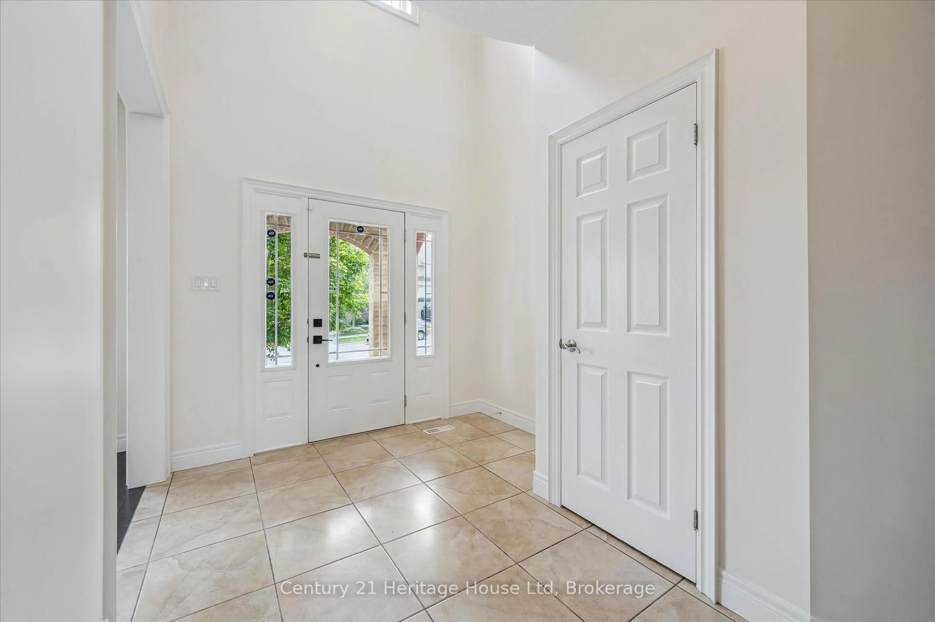 Indoor entryway for 76 Zaduk Pl, Guelph Ontario N1G 0C4