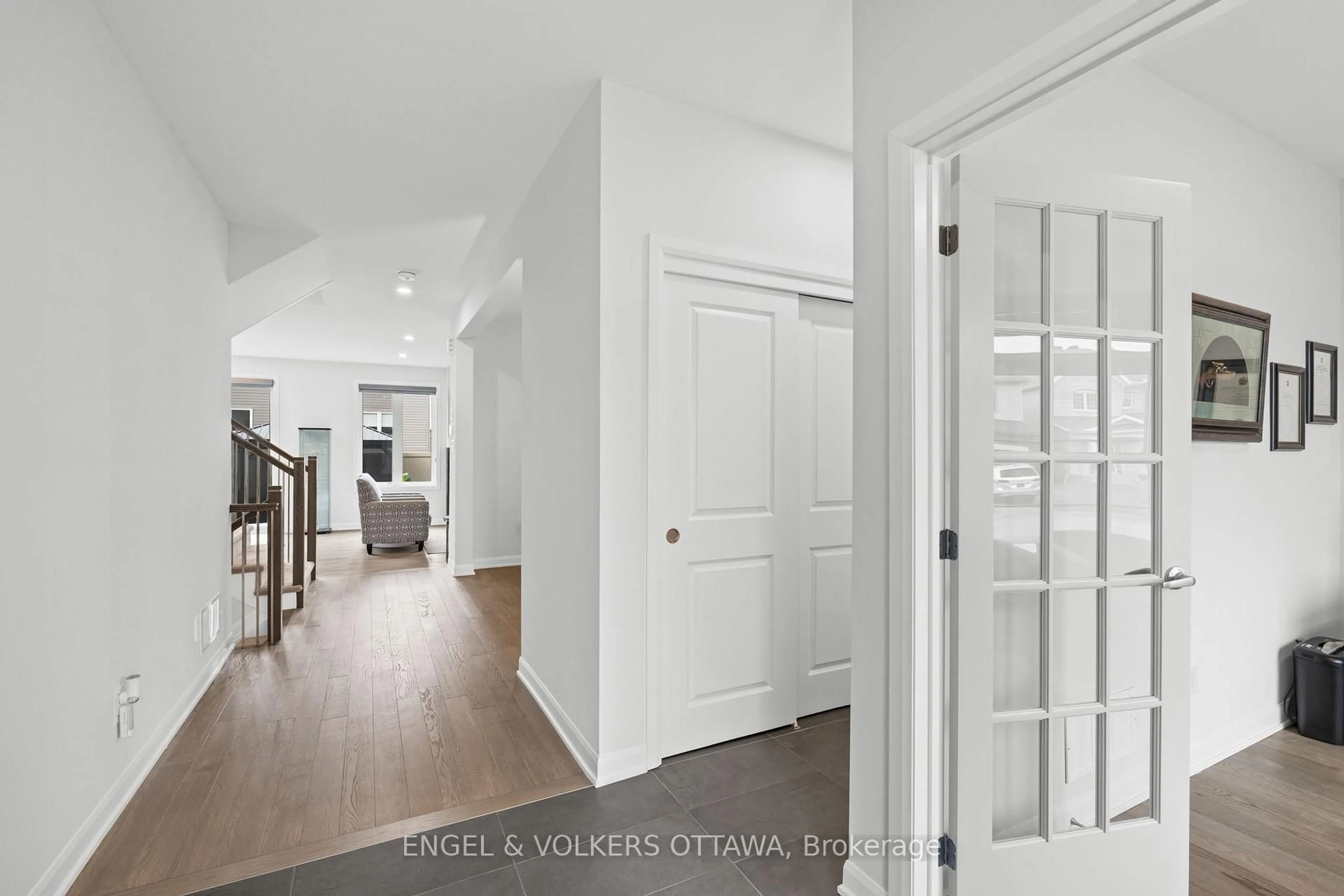 Indoor entryway for 195 Alex Polowin Ave, Ottawa Ontario K2J 6E8