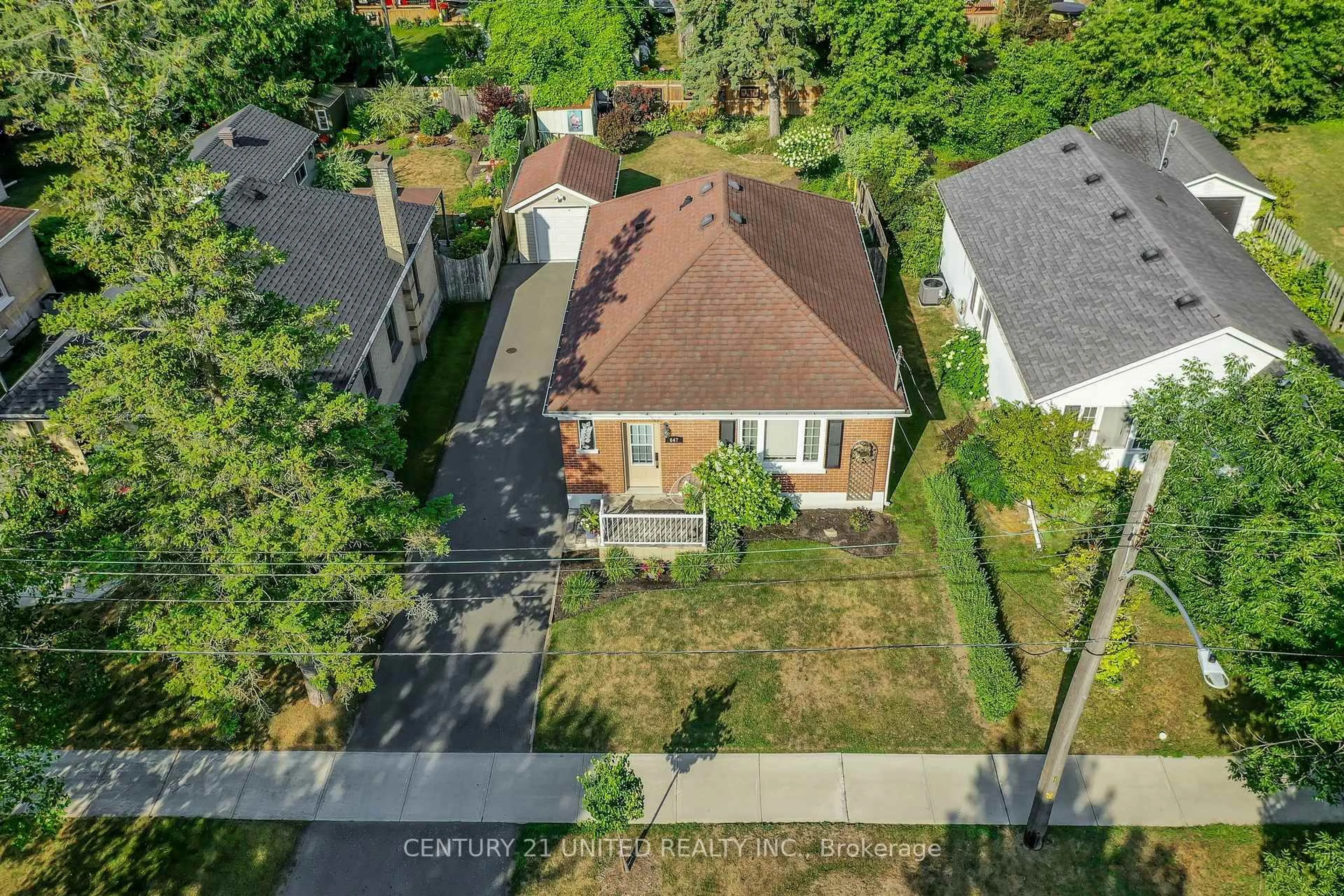A pic from outside/outdoor area/front of a property/back of a property/a pic from drone, street for 647 Montrose St, Peterborough South Ontario K9J 3C3