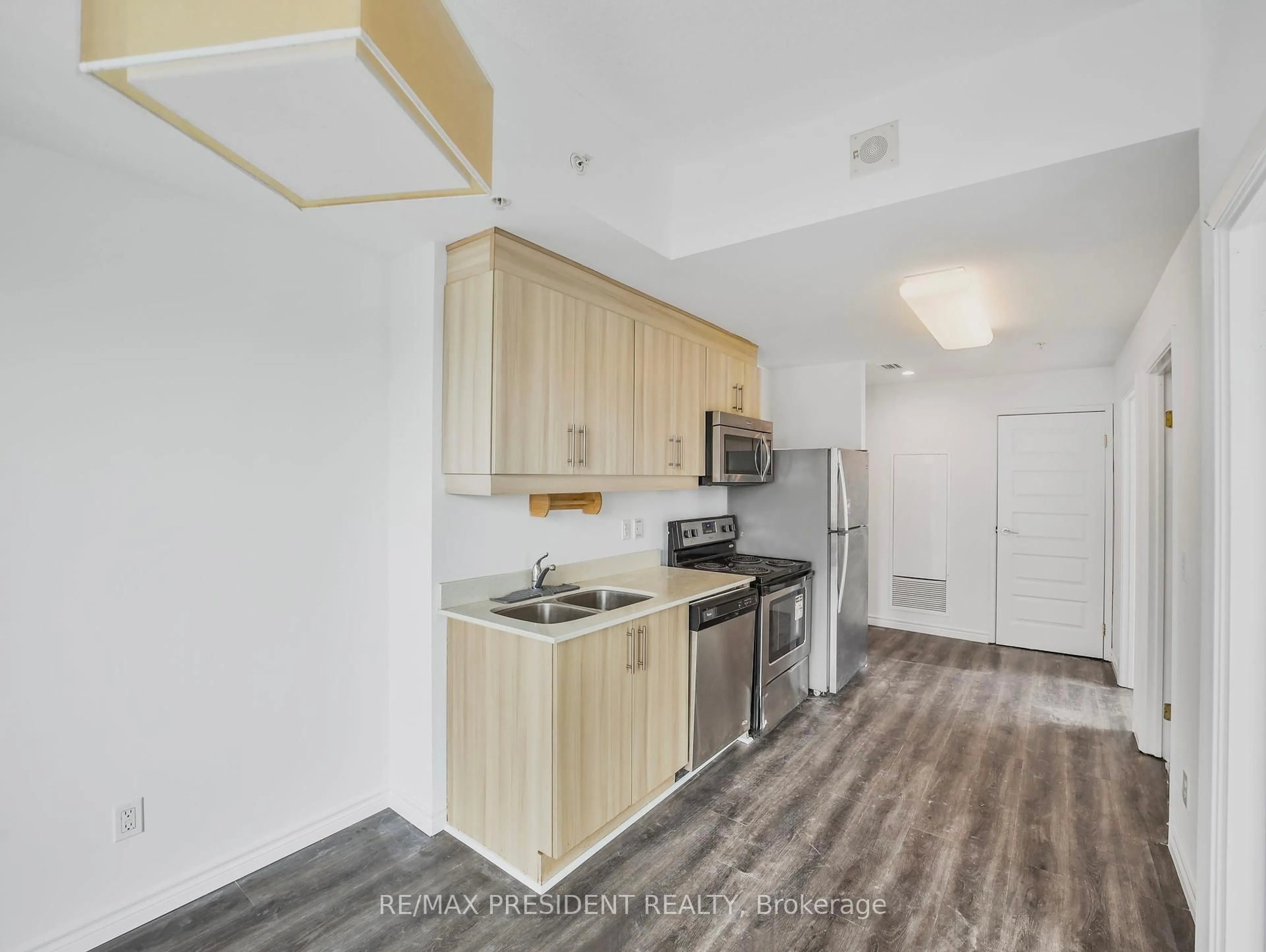 Standard kitchen, unknown for 160 King St #601, Waterloo Ontario N2J 2Y2
