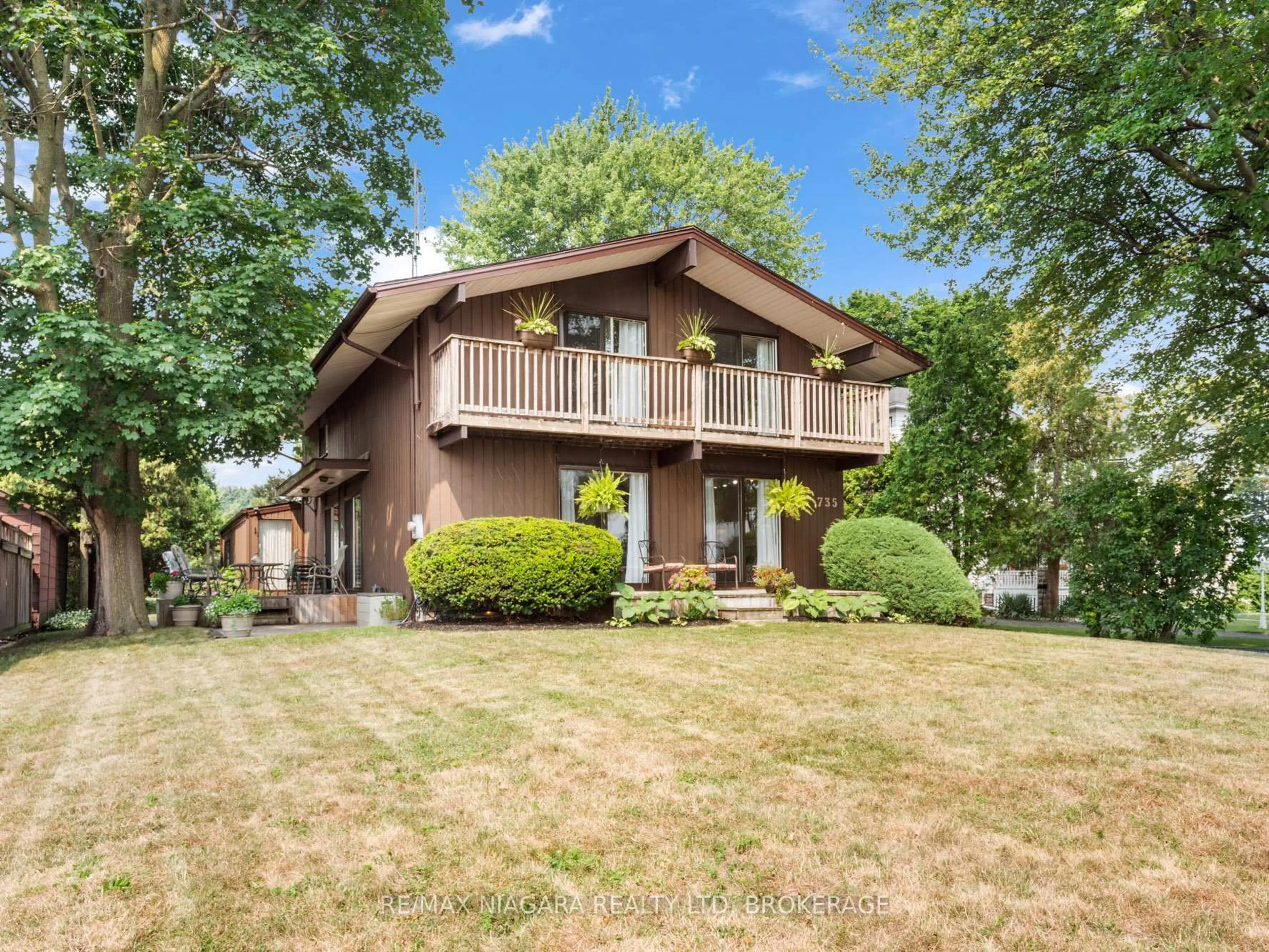Home with vinyl exterior material, unknown for 735 Niagara Blvd, Fort Erie Ontario L2A 3J2