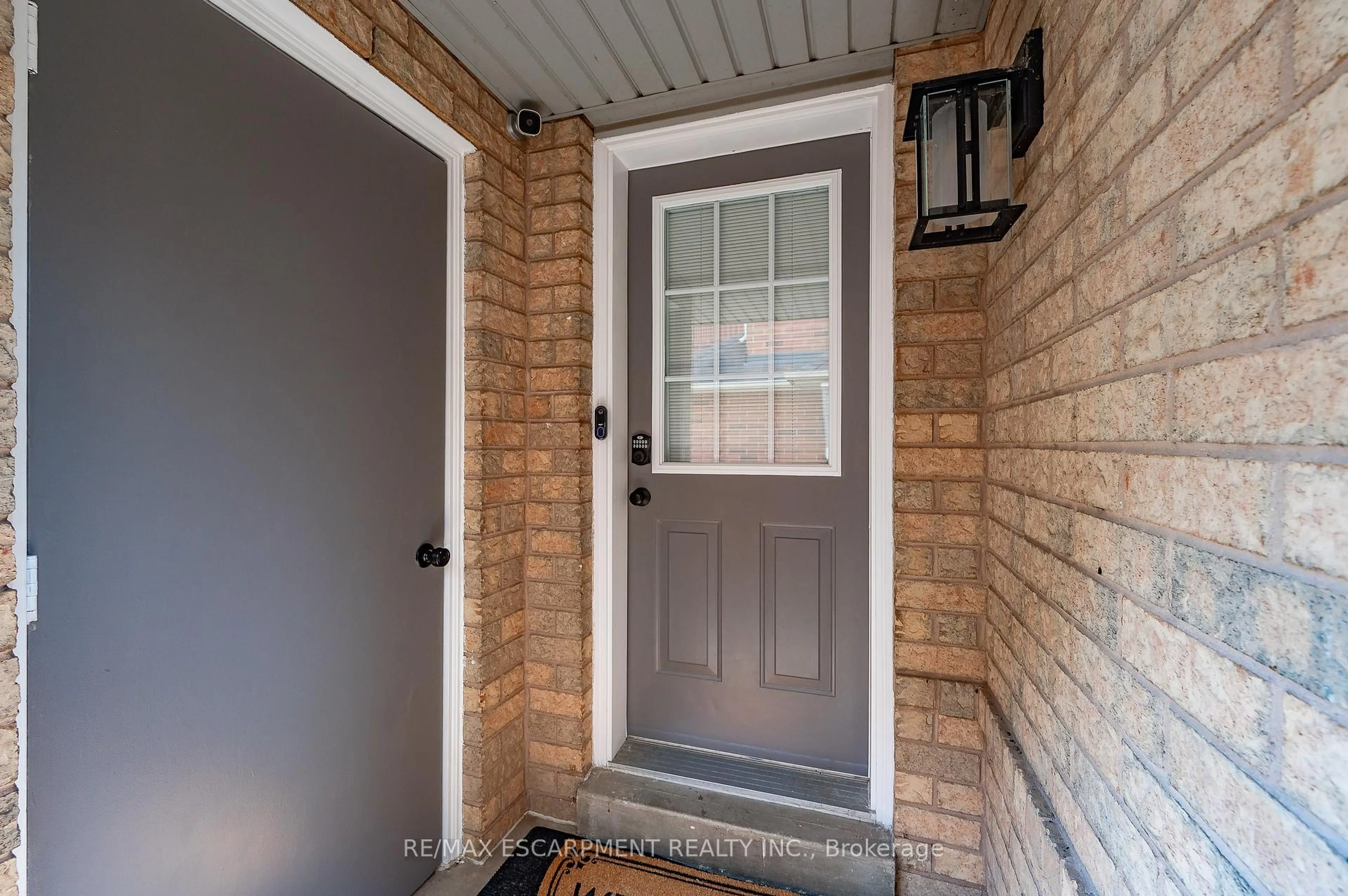 Indoor entryway for 146 Rockhaven Lane, Hamilton Ontario L0R 2H6