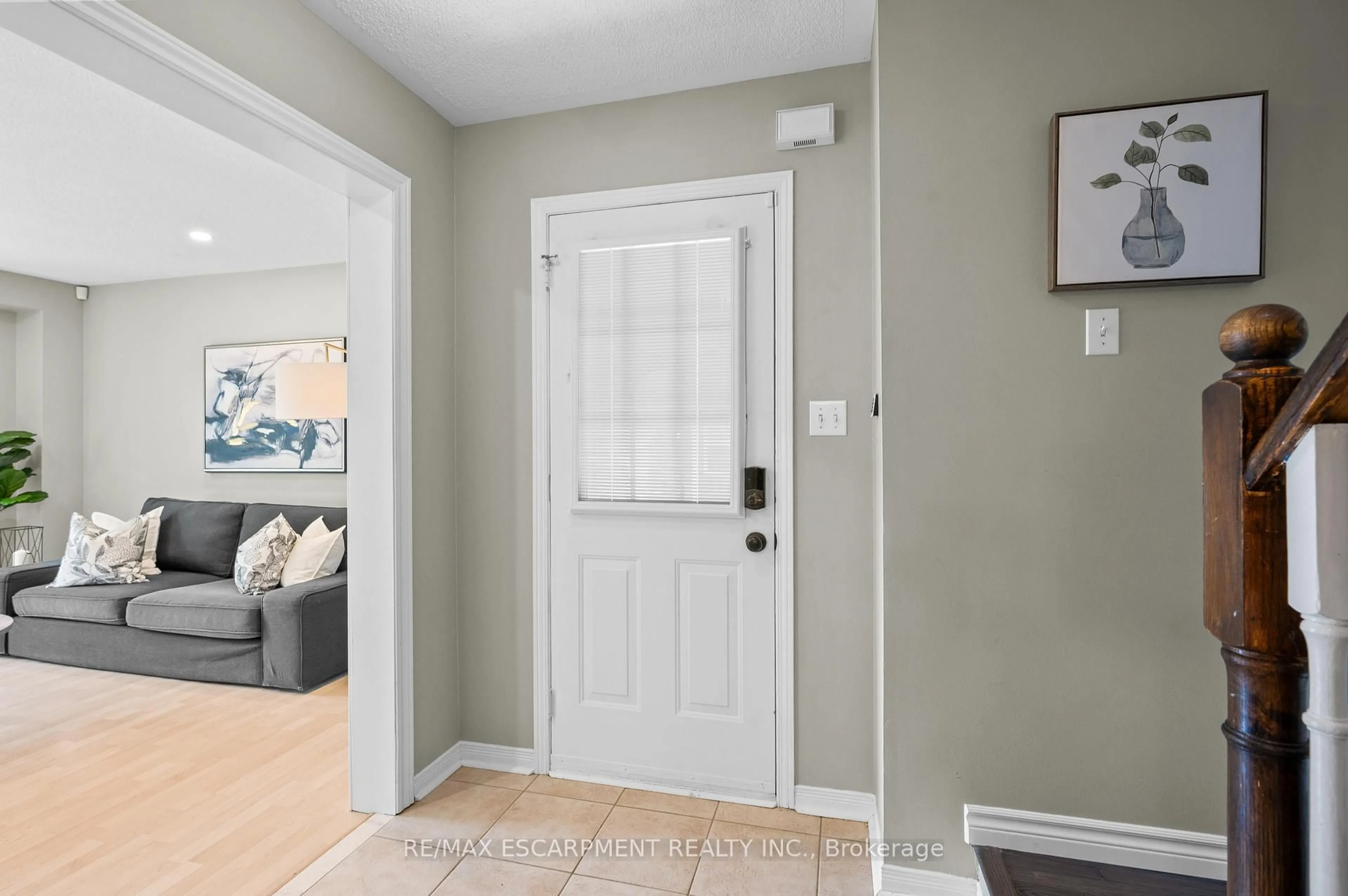 Indoor entryway for 146 Rockhaven Lane, Hamilton Ontario L0R 2H6