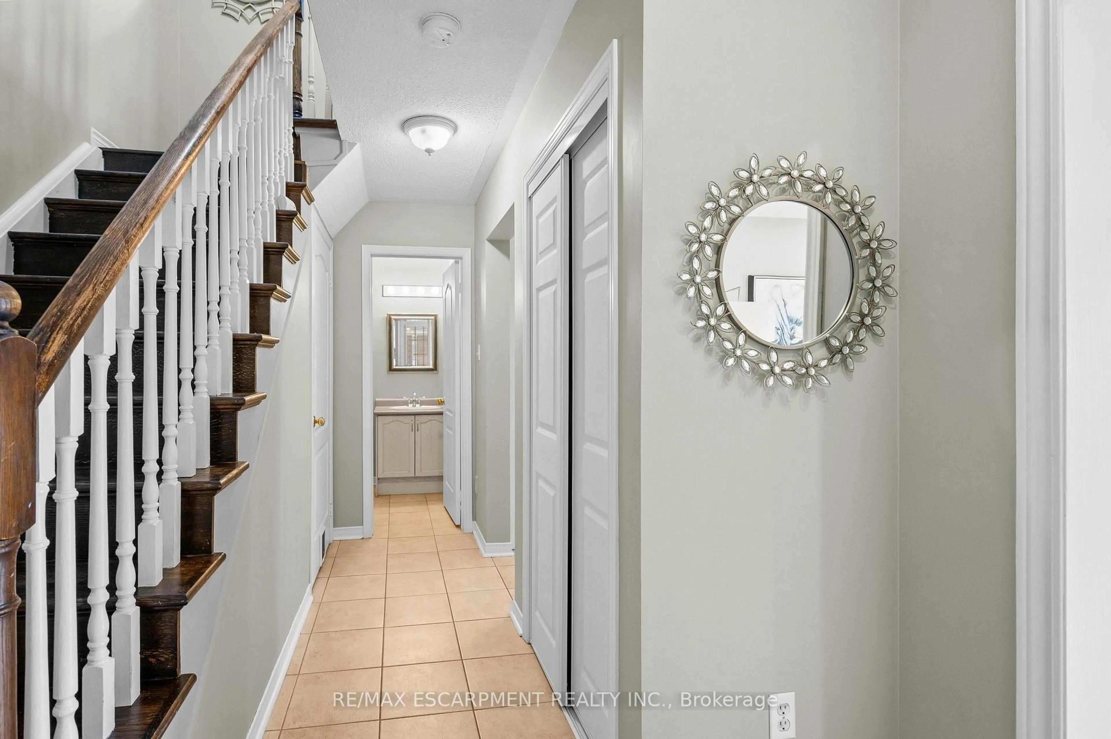 Indoor entryway for 146 Rockhaven Lane, Hamilton Ontario L0R 2H6