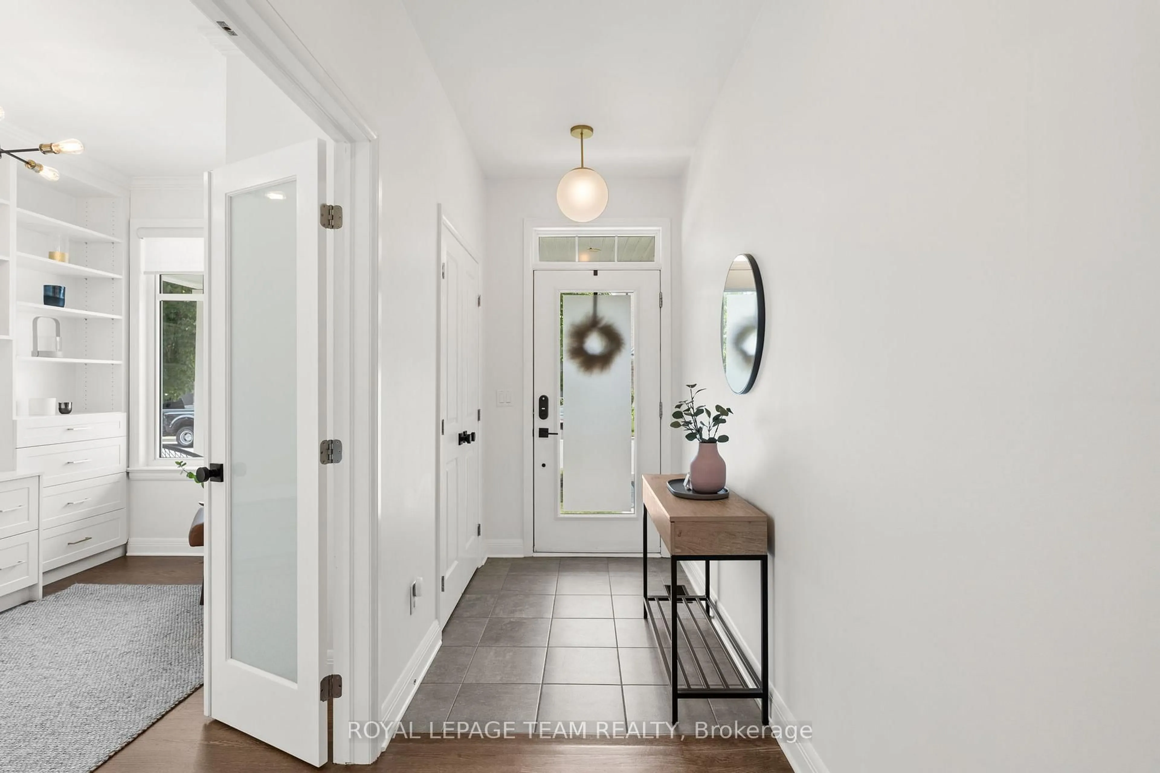 Indoor entryway for 108 Lochhouse Walk, Ottawa Ontario K2J 6A3