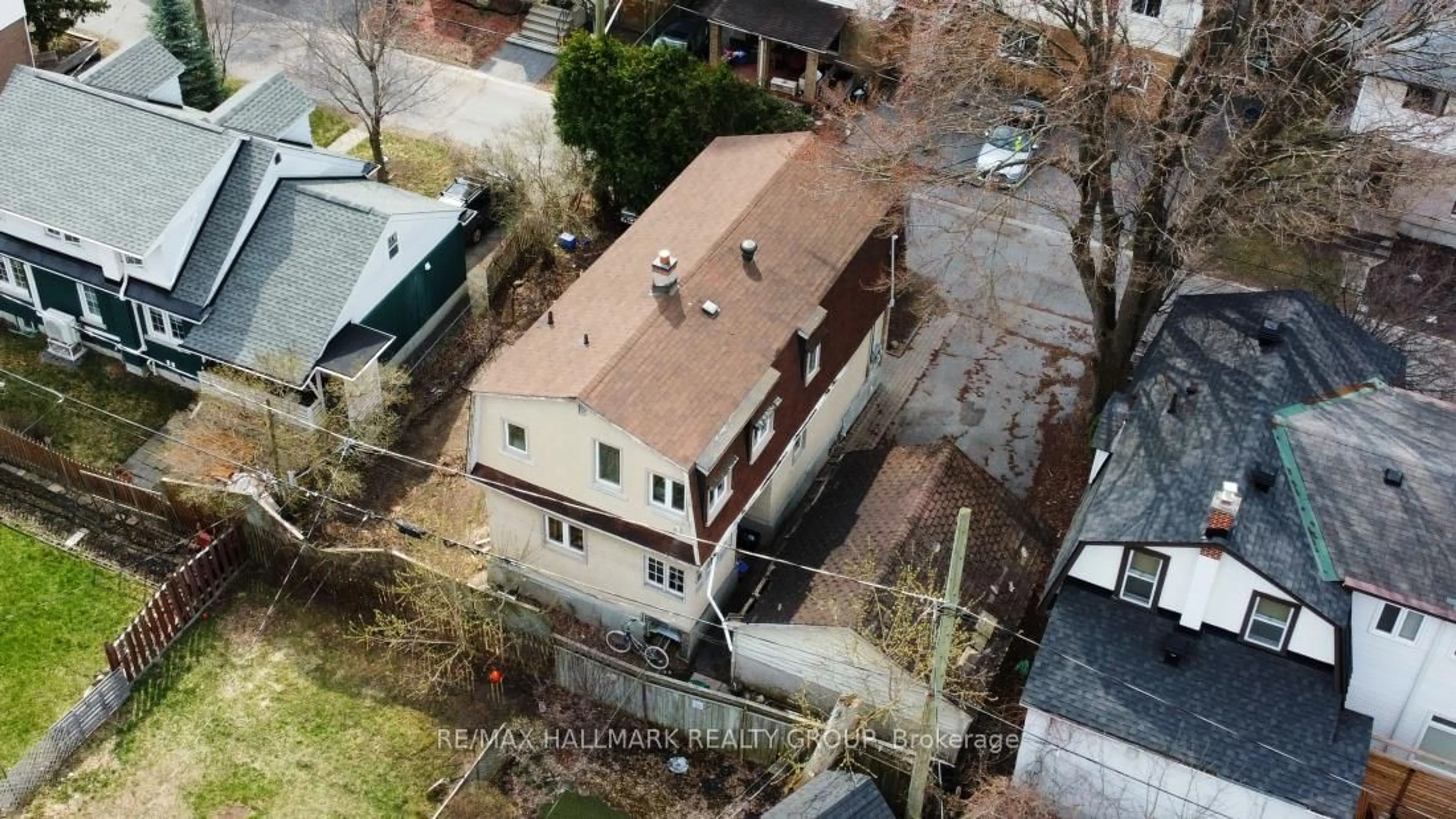 A pic from outside/outdoor area/front of a property/back of a property/a pic from drone, city buildings view from balcony for 189 Devonshire Lane, Ottawa Ontario K1Z 7G6