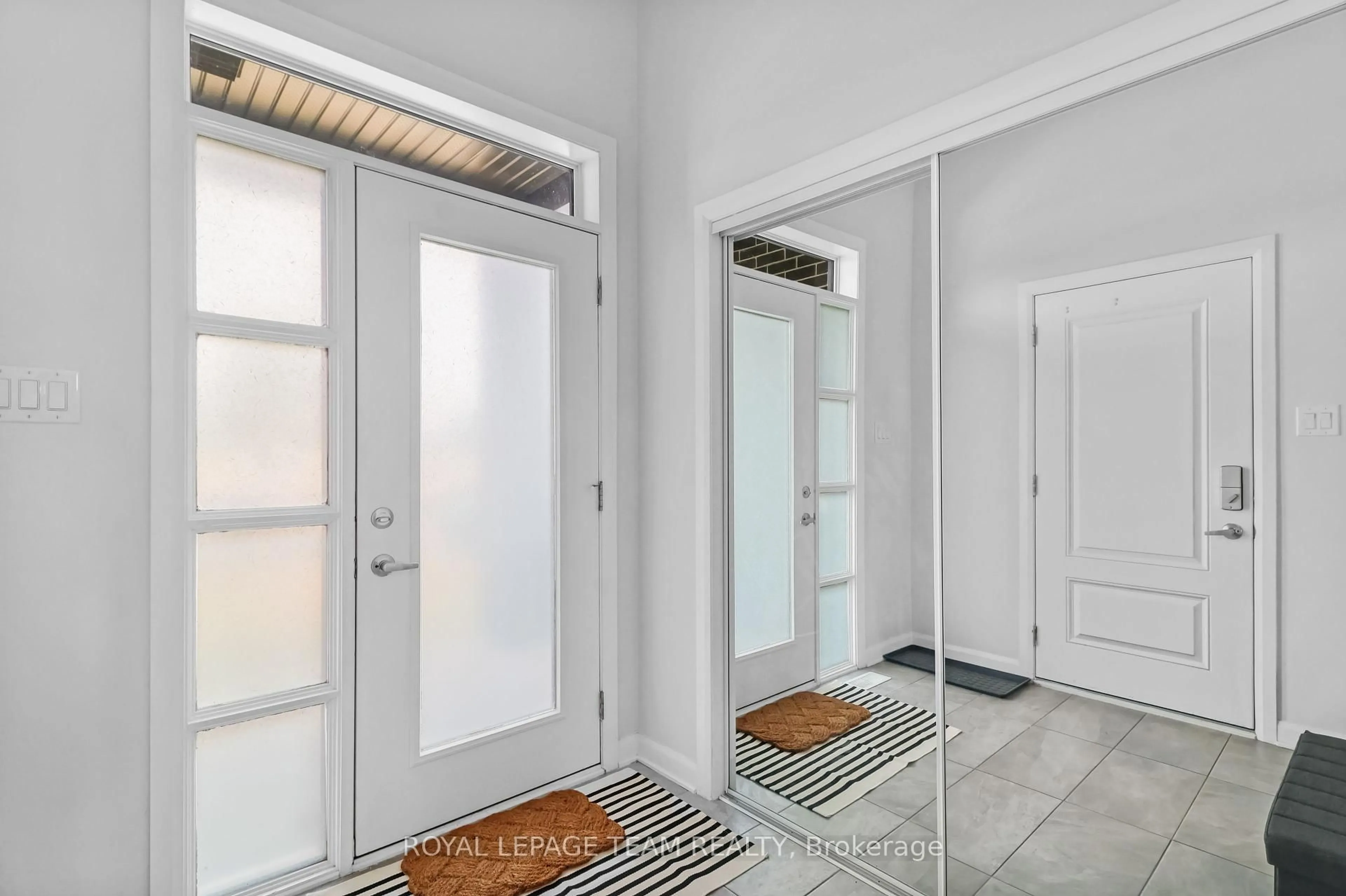 Indoor entryway for 522 Branch St, Ottawa Ontario K2J 6P3