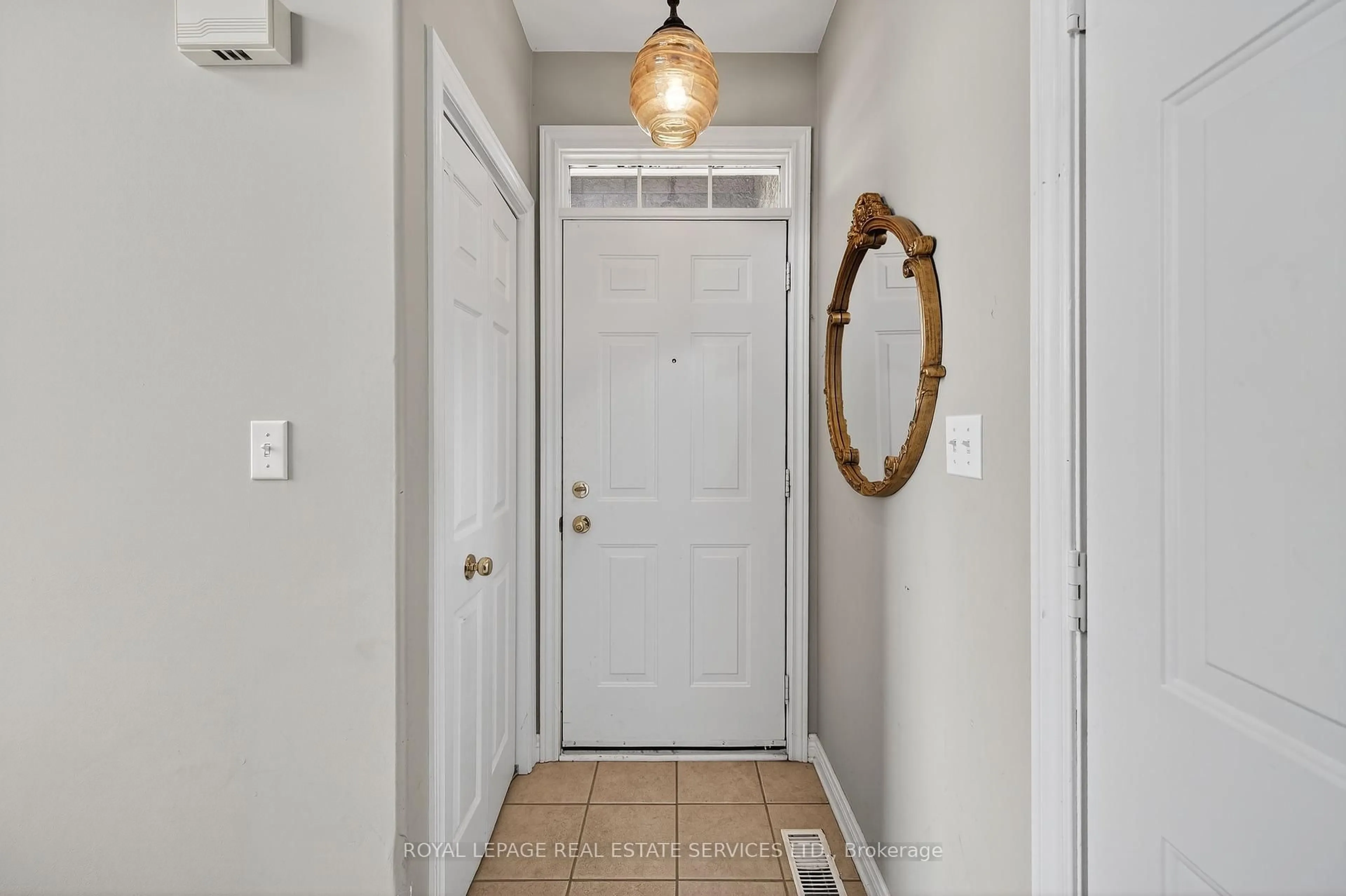 Indoor entryway for 180 Oakcrest Ave, Welland Ontario L3C 7K3
