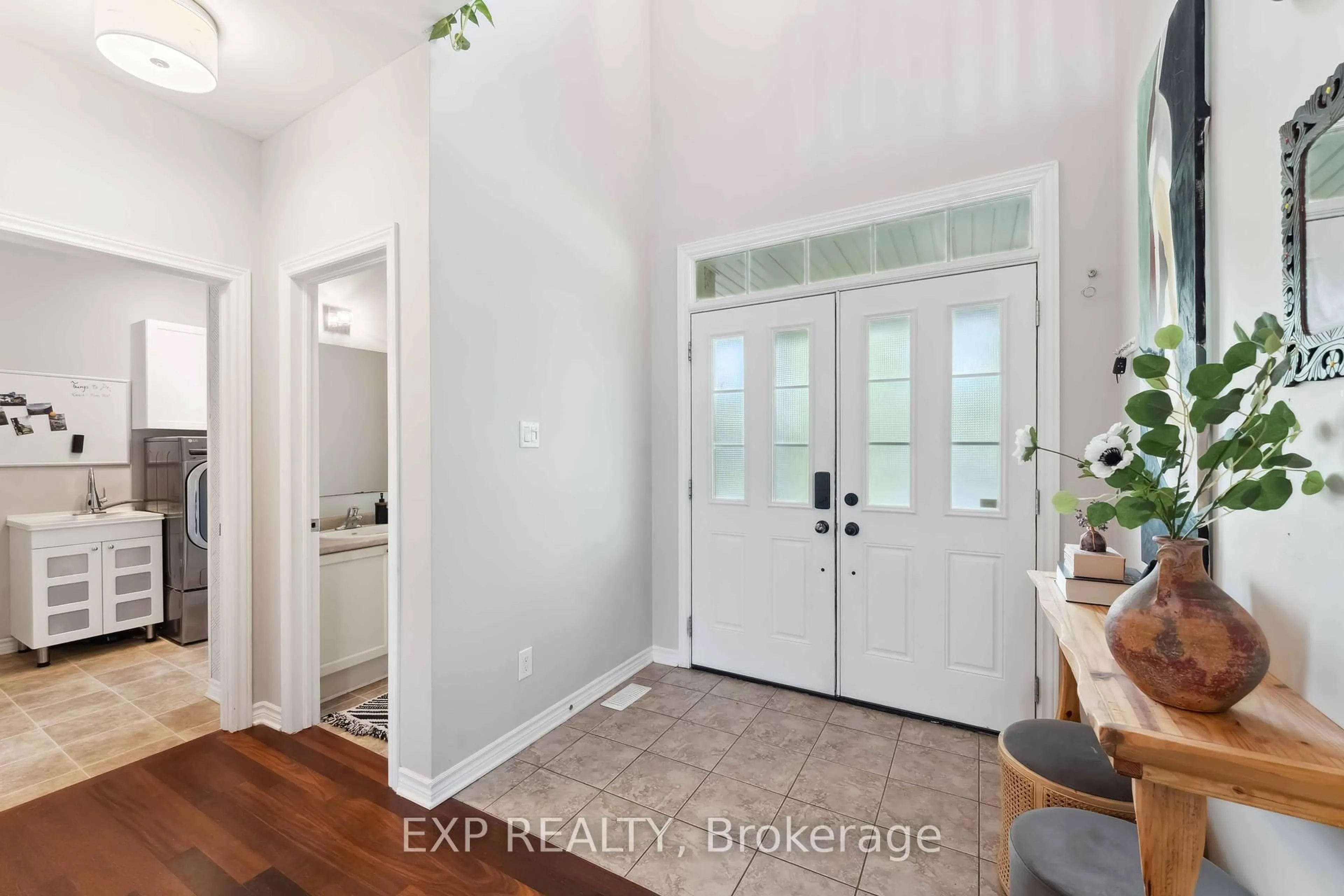 Indoor entryway for 6925 Mary Anne Dr, Greely Ontario K4P 0C1