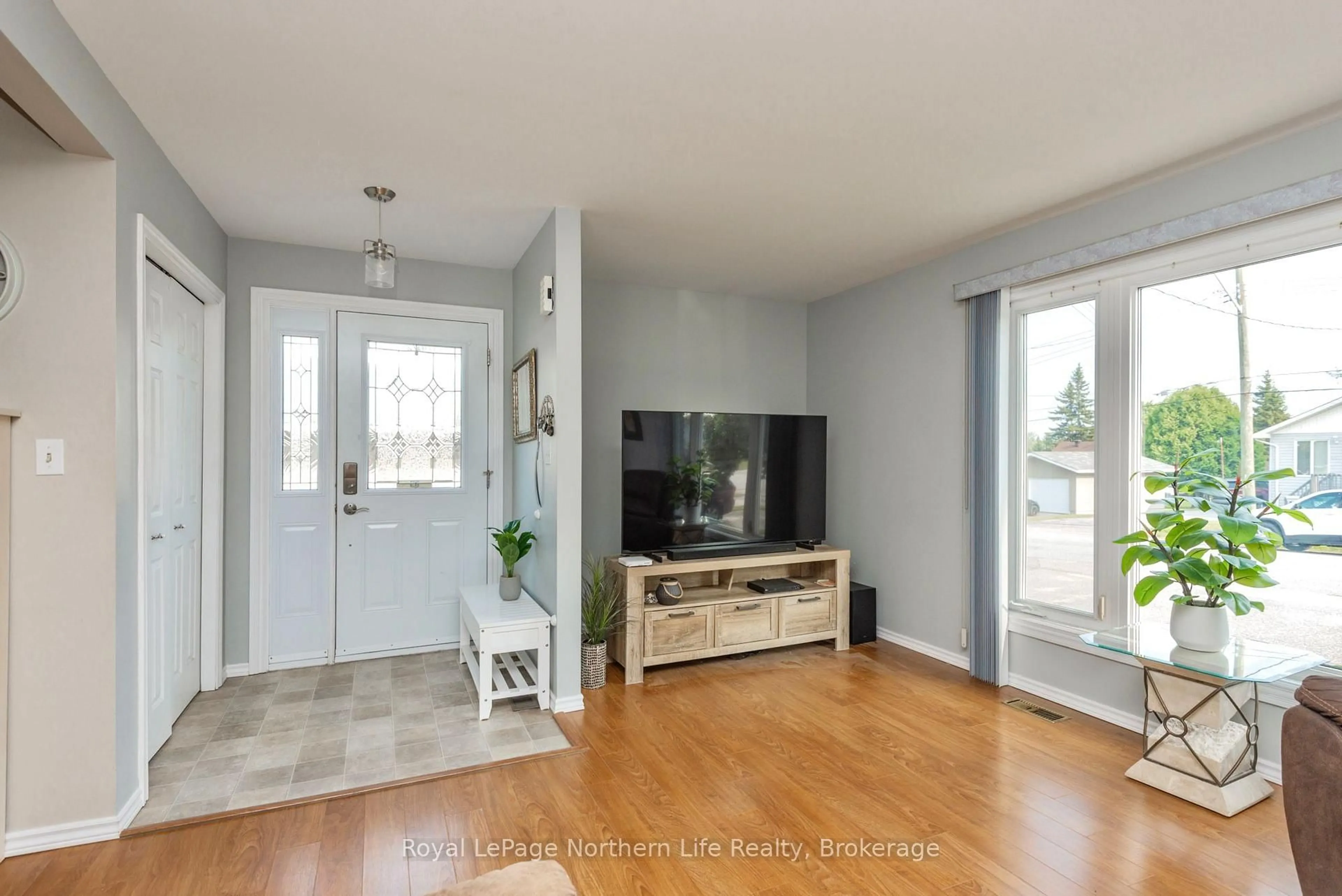 Indoor entryway for 252 Gould Ave, North Bay Ontario P1B 7C7