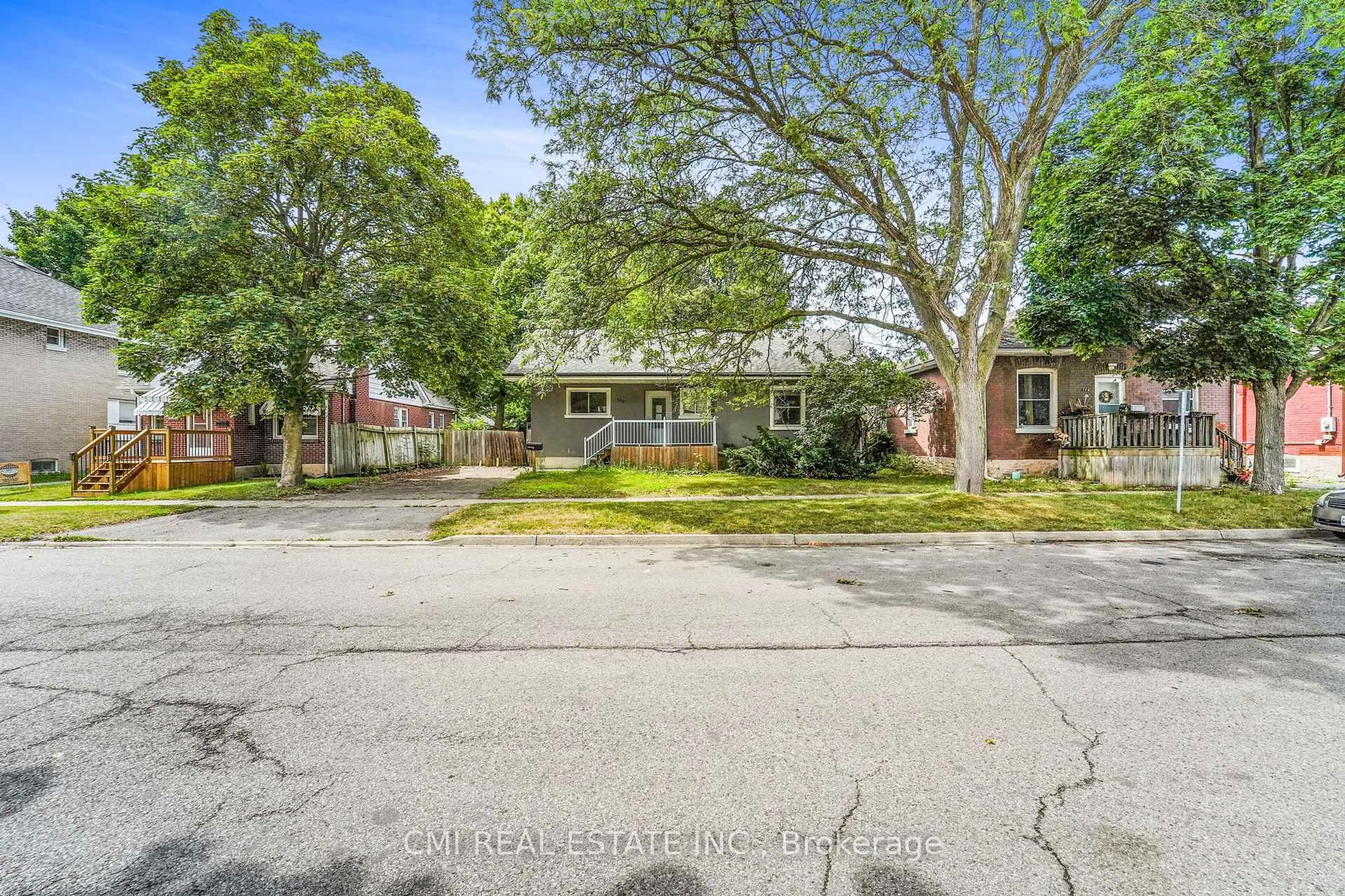 A pic from outside/outdoor area/front of a property/back of a property/a pic from drone, street for 102 Waterloo St, Brantford Ontario N3T 3S2
