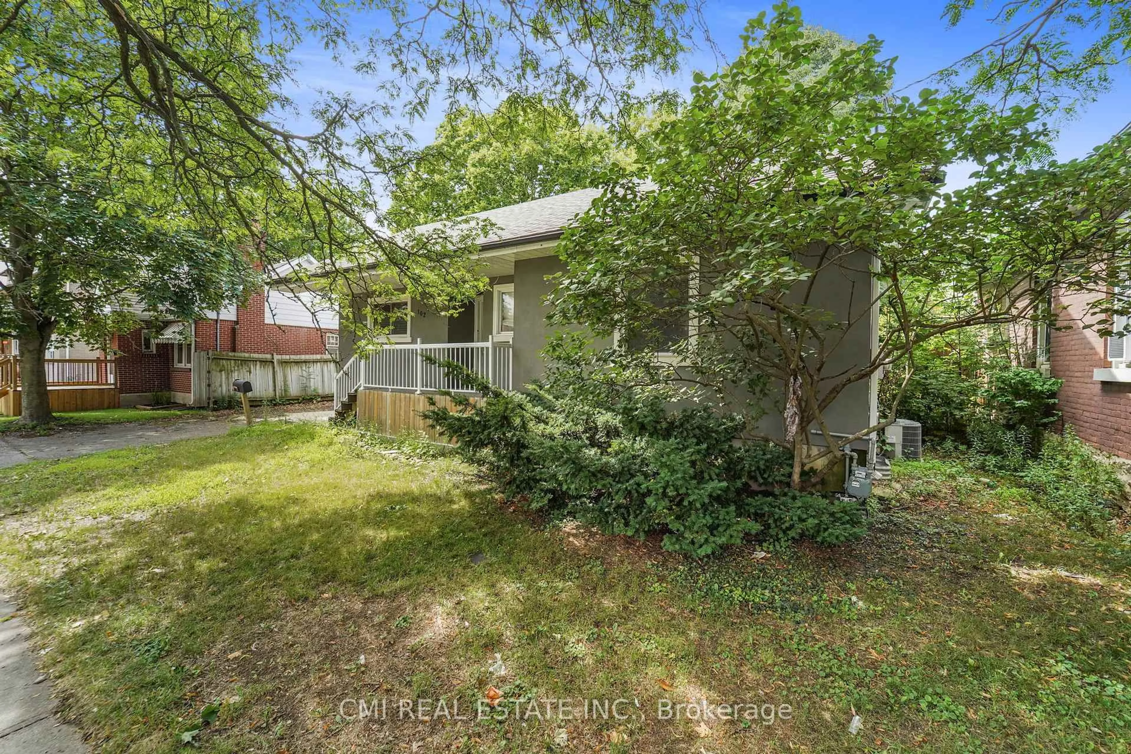 A pic from outside/outdoor area/front of a property/back of a property/a pic from drone, unknown for 102 Waterloo St, Brantford Ontario N3T 3S2