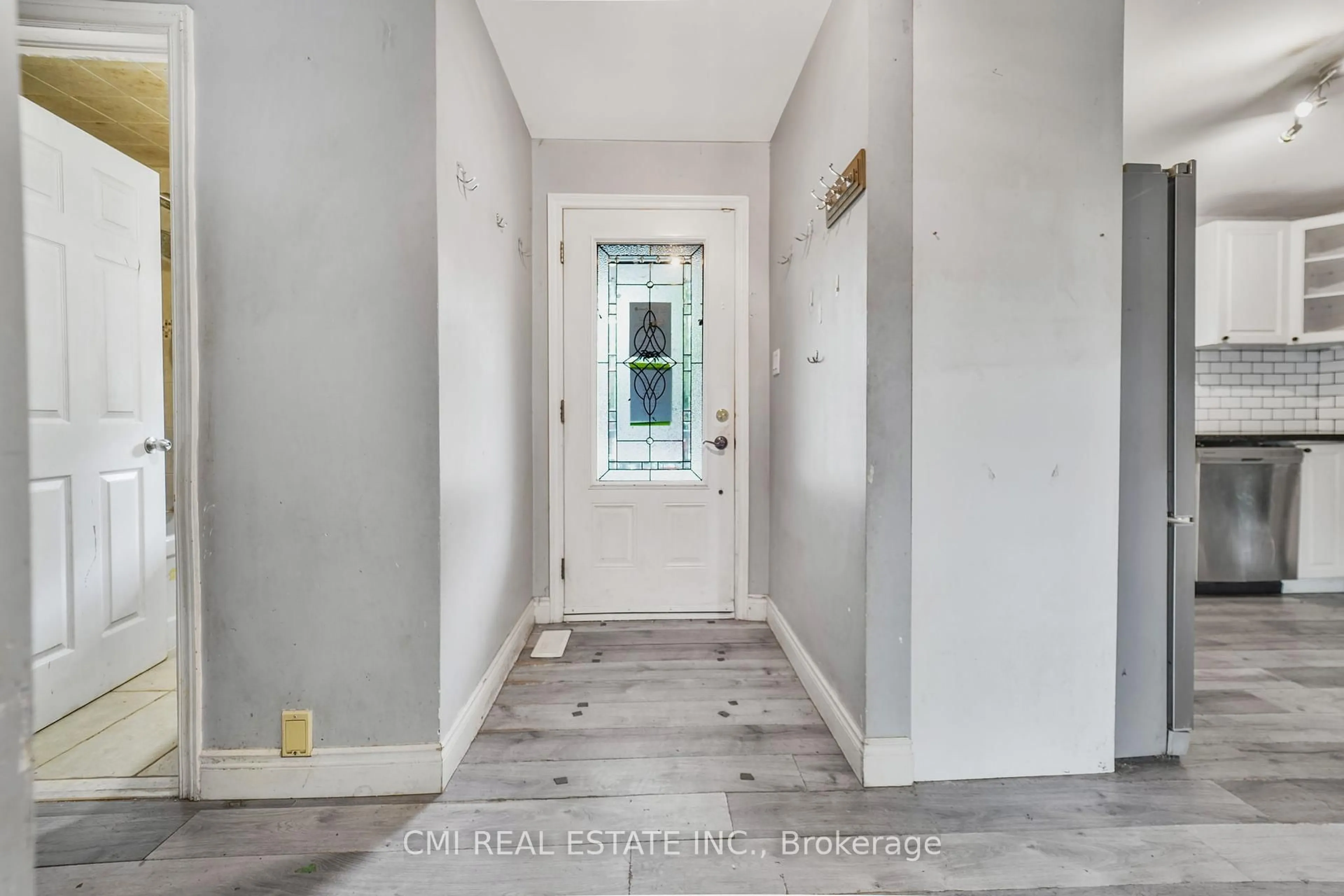 Indoor entryway for 102 Waterloo St, Brantford Ontario N3T 3S2