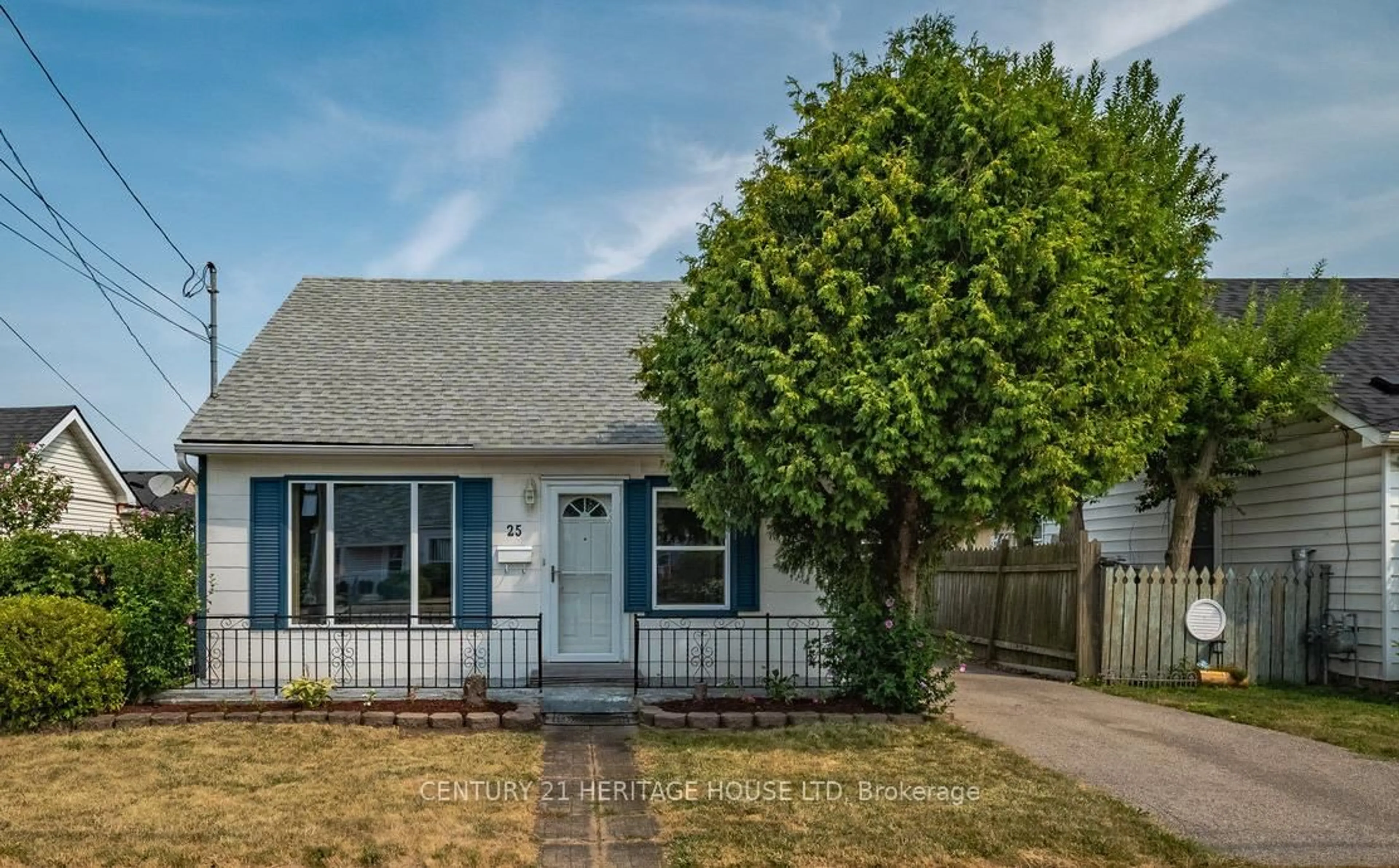 Home with vinyl exterior material, street for 25 East 33rd St, Hamilton Ontario L8V 3S9