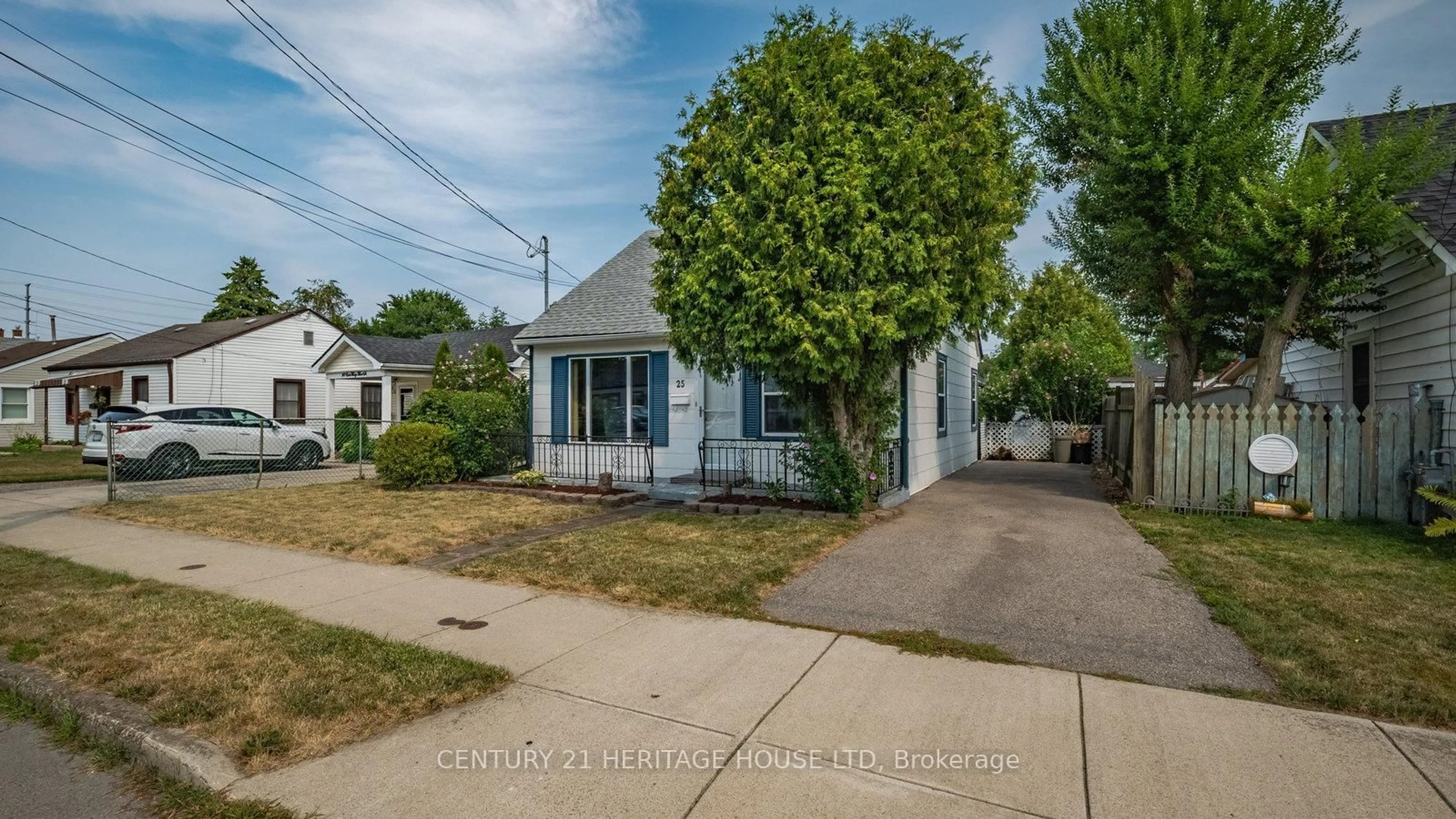 A pic from outside/outdoor area/front of a property/back of a property/a pic from drone, street for 25 East 33rd St, Hamilton Ontario L8V 3S9