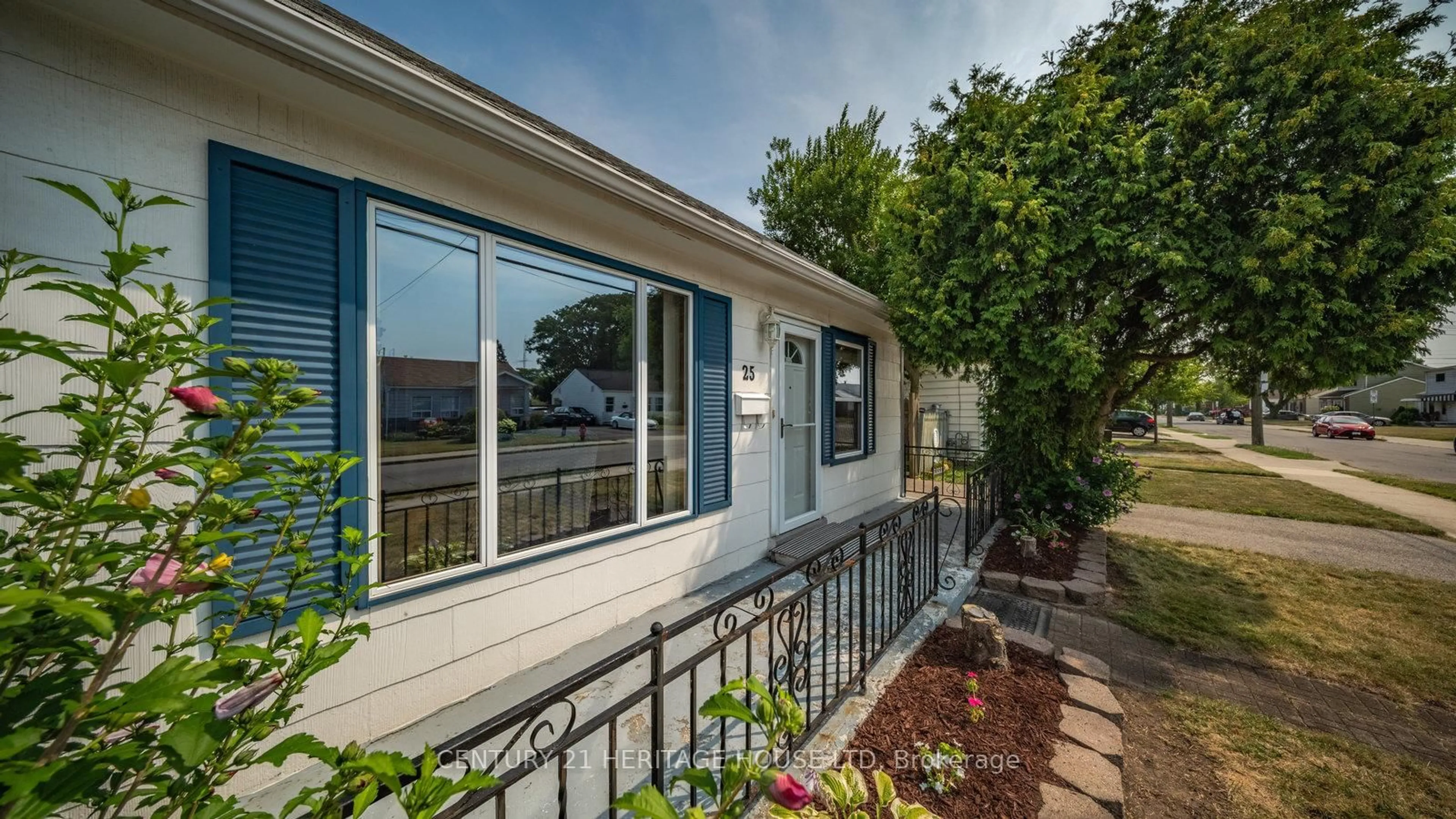 Home with vinyl exterior material, street for 25 East 33rd St, Hamilton Ontario L8V 3S9