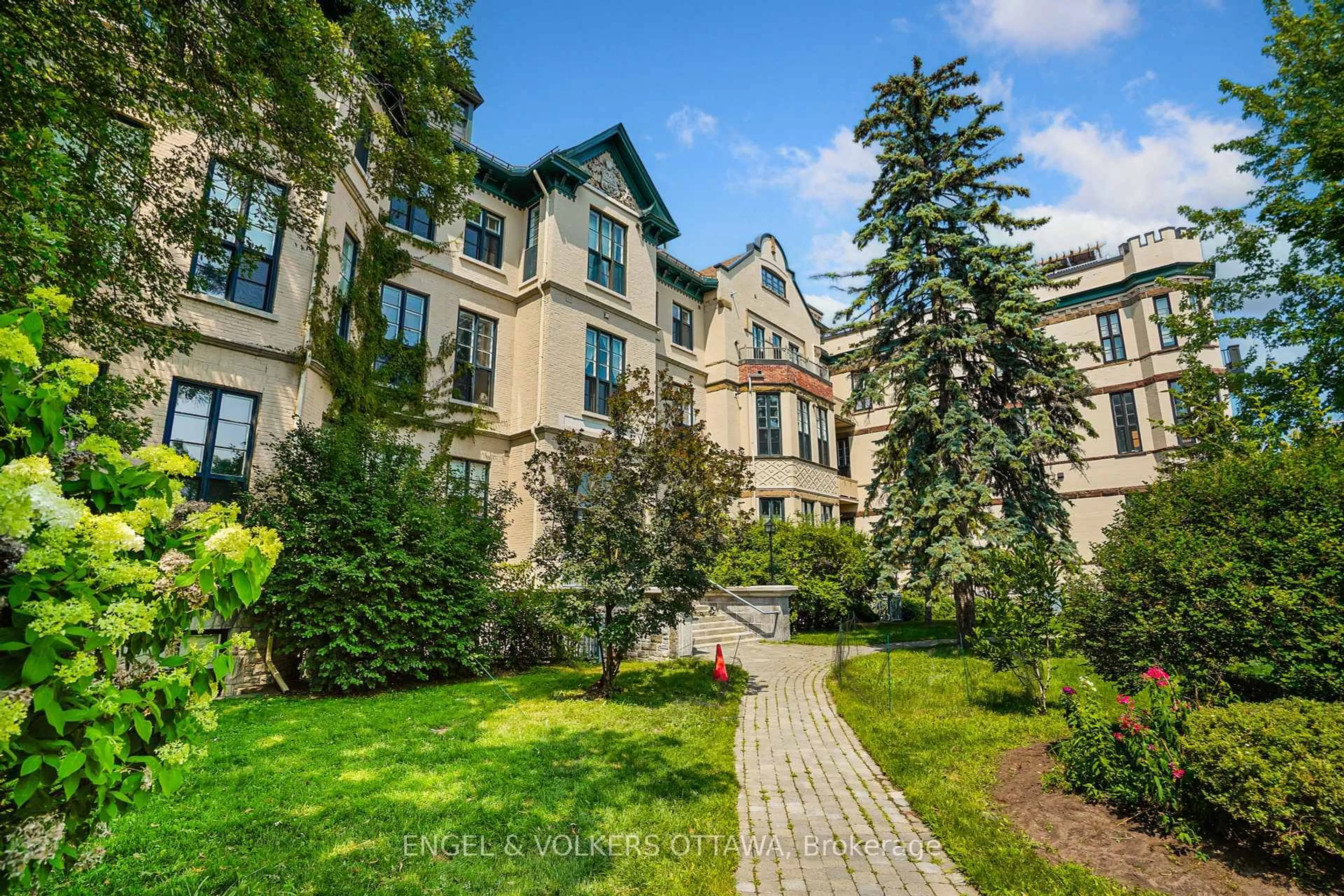 Patio, building for 589 Rideau St #206, Ottawa Ontario K1N 6A1