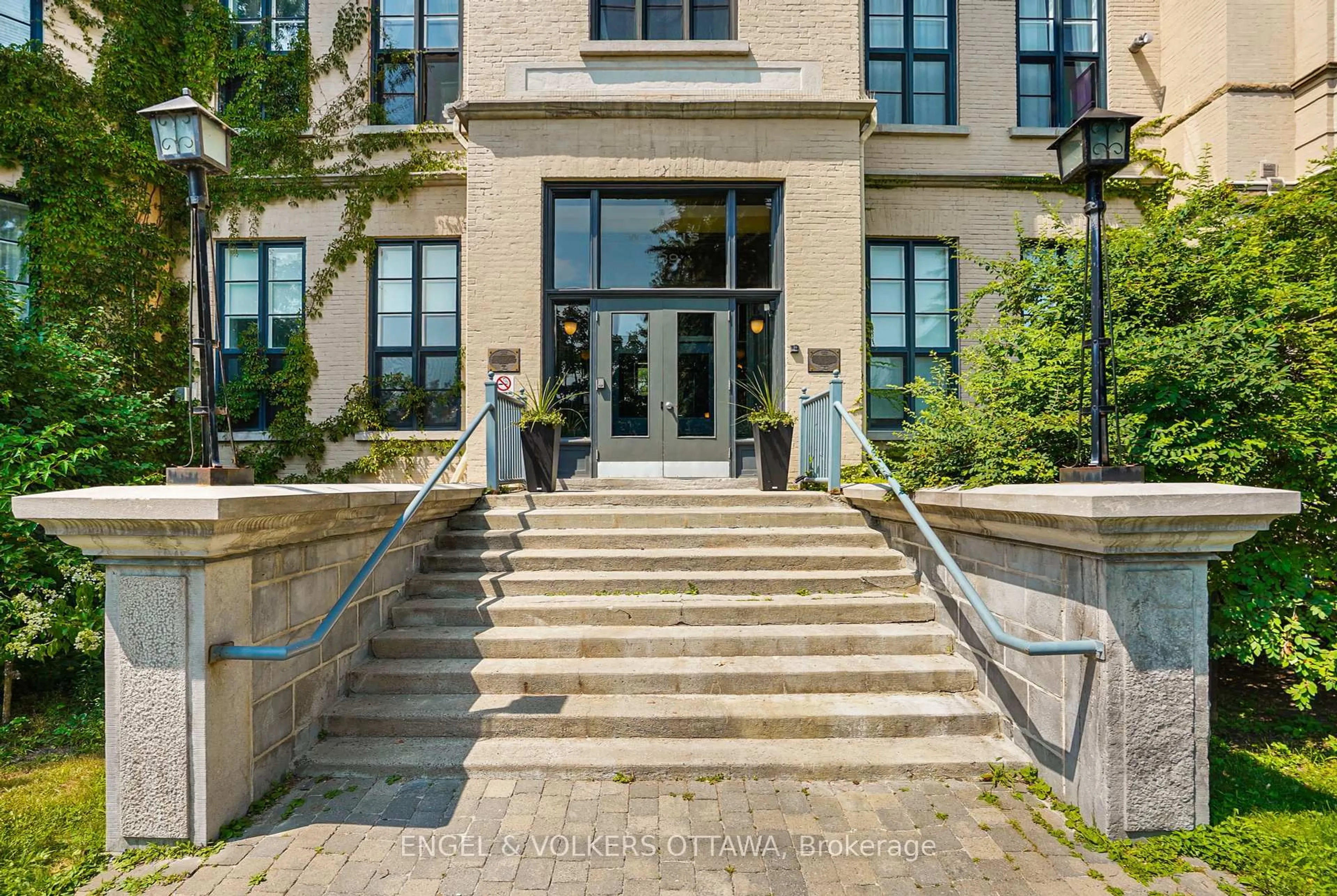 Indoor foyer for 589 Rideau St #206, Ottawa Ontario K1N 6A1