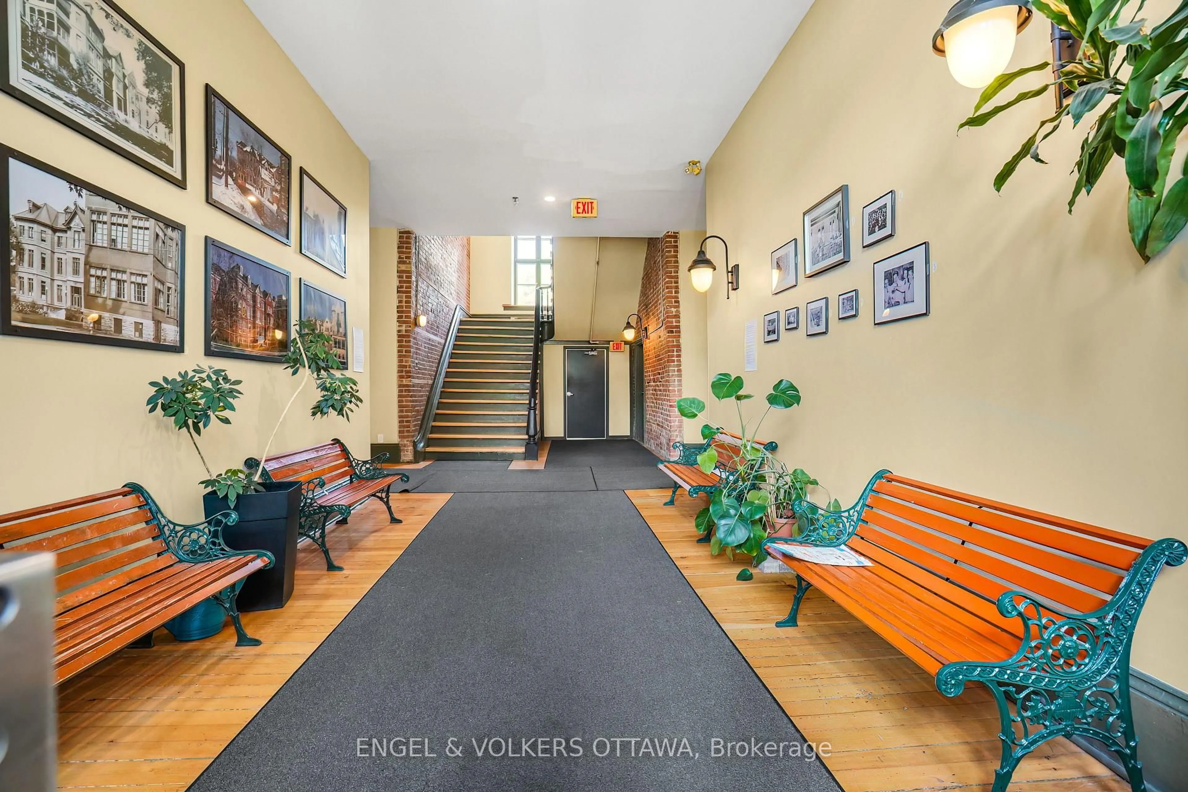 Indoor foyer for 589 Rideau St #206, Ottawa Ontario K1N 6A1