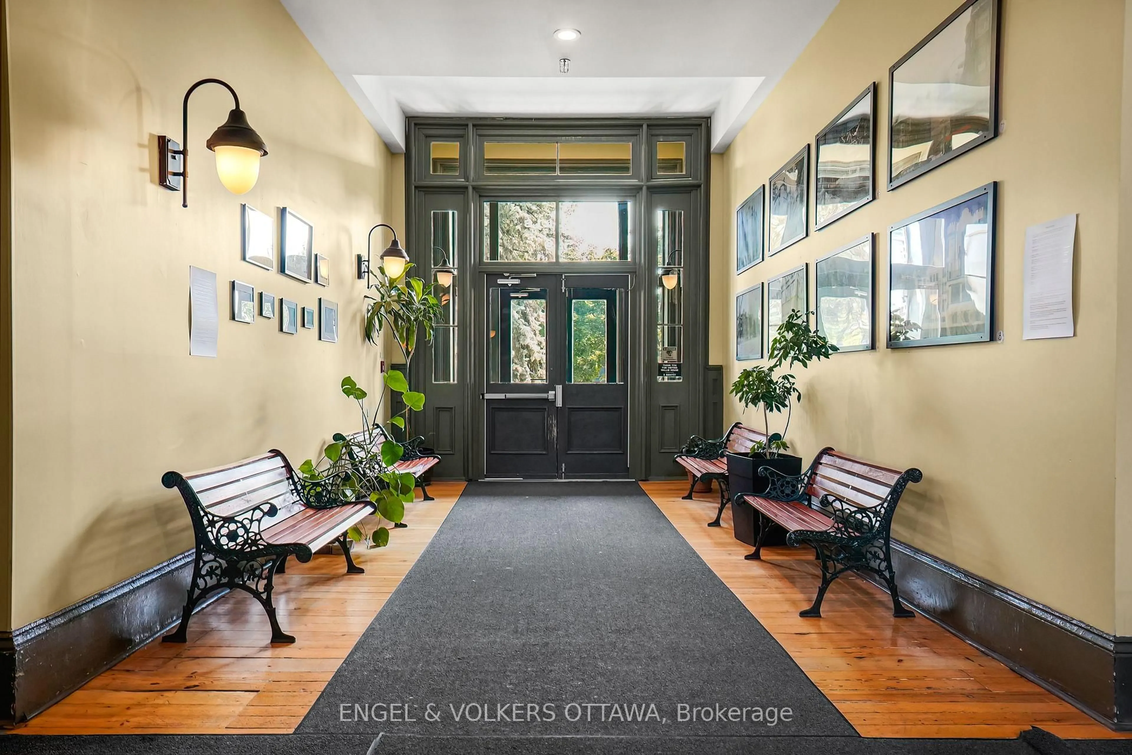 Indoor foyer for 589 Rideau St #206, Ottawa Ontario K1N 6A1