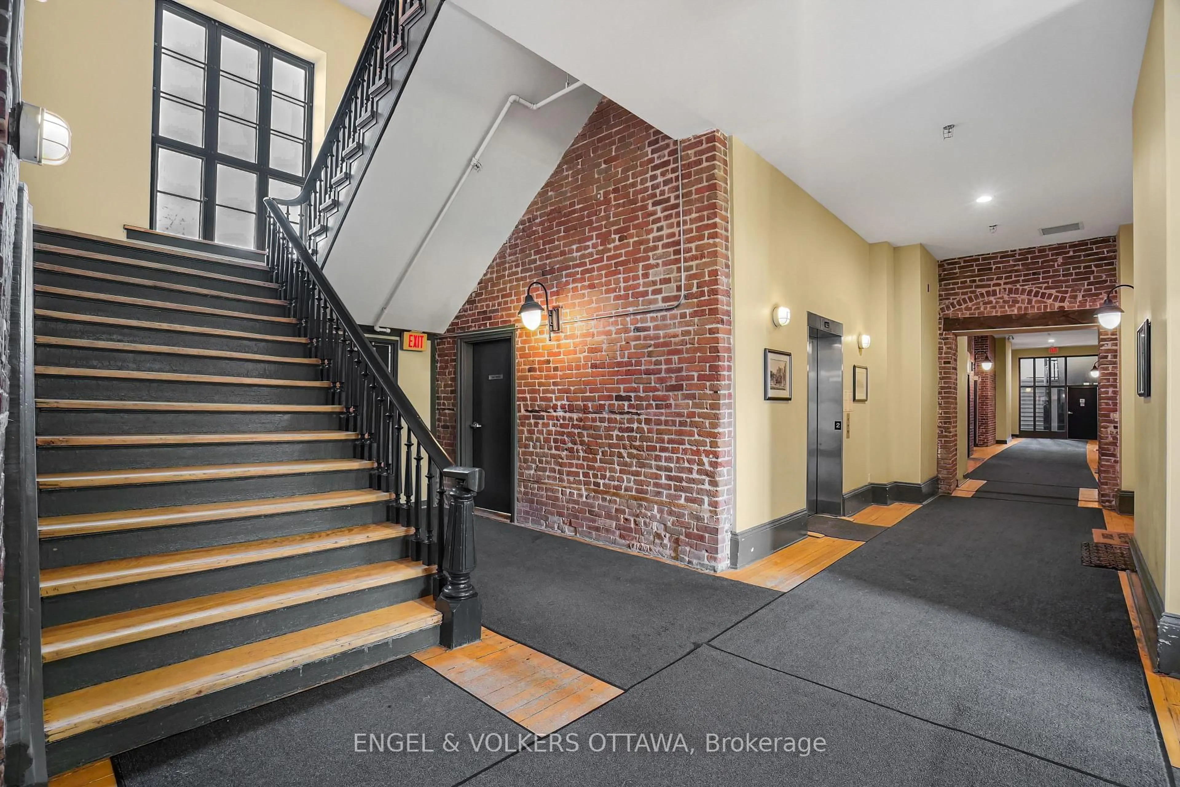 Indoor foyer for 589 Rideau St #206, Ottawa Ontario K1N 6A1