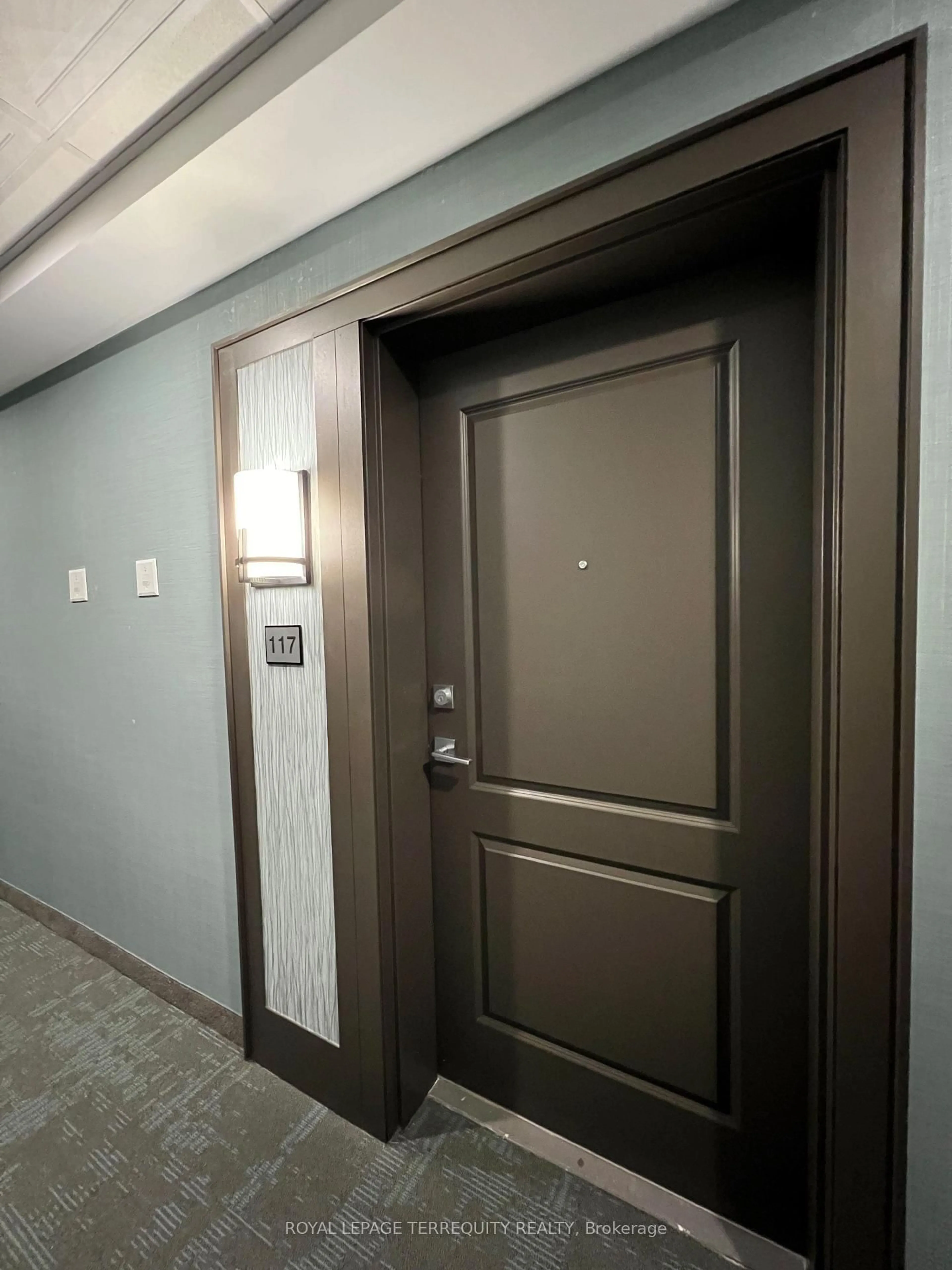 Indoor foyer for 470 Dundas St #117, Hamilton Ontario L8B 2A6