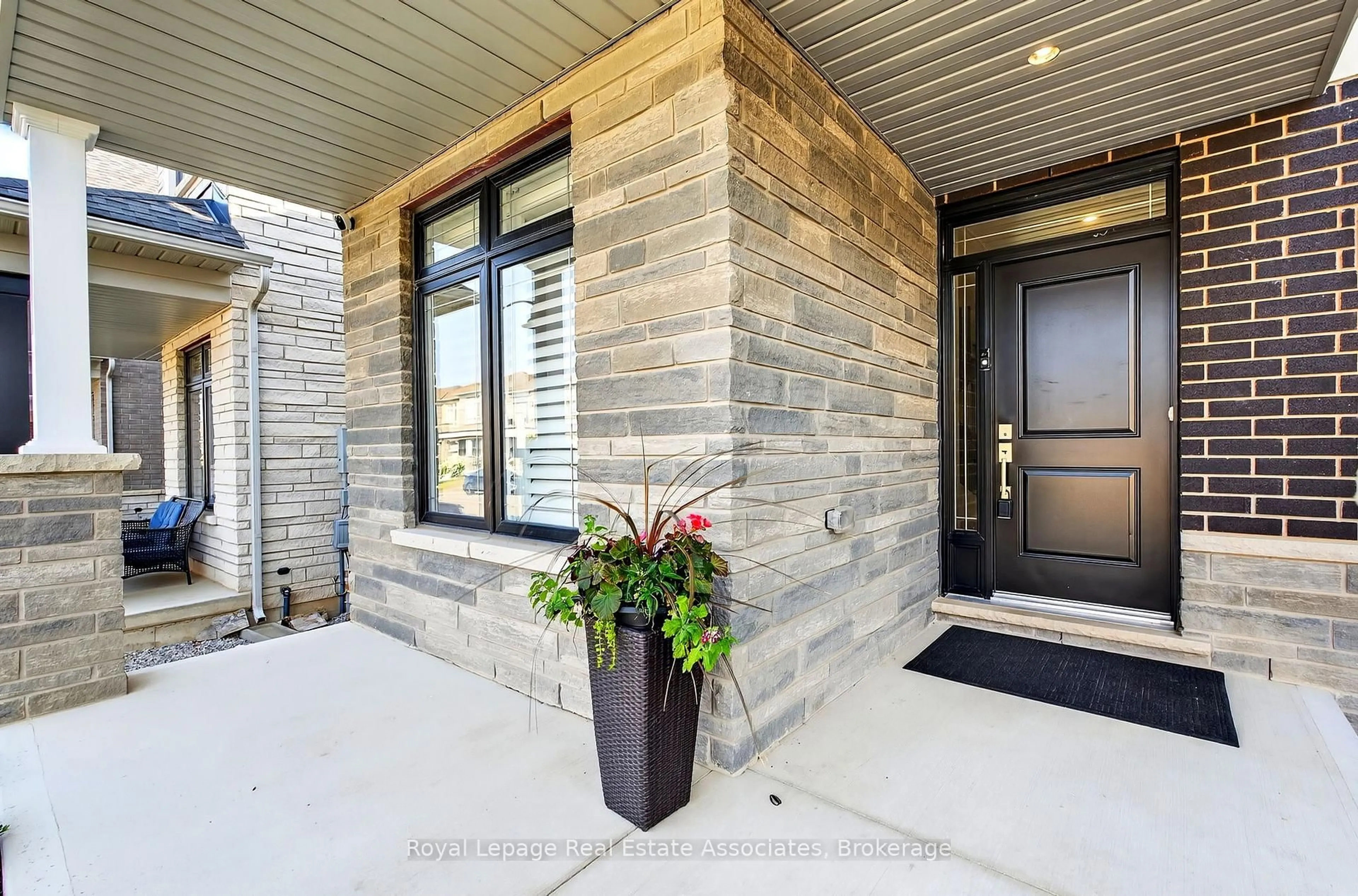 Indoor entryway for 10 Granite Ridge Tr, Hamilton Ontario L8B 1Y4