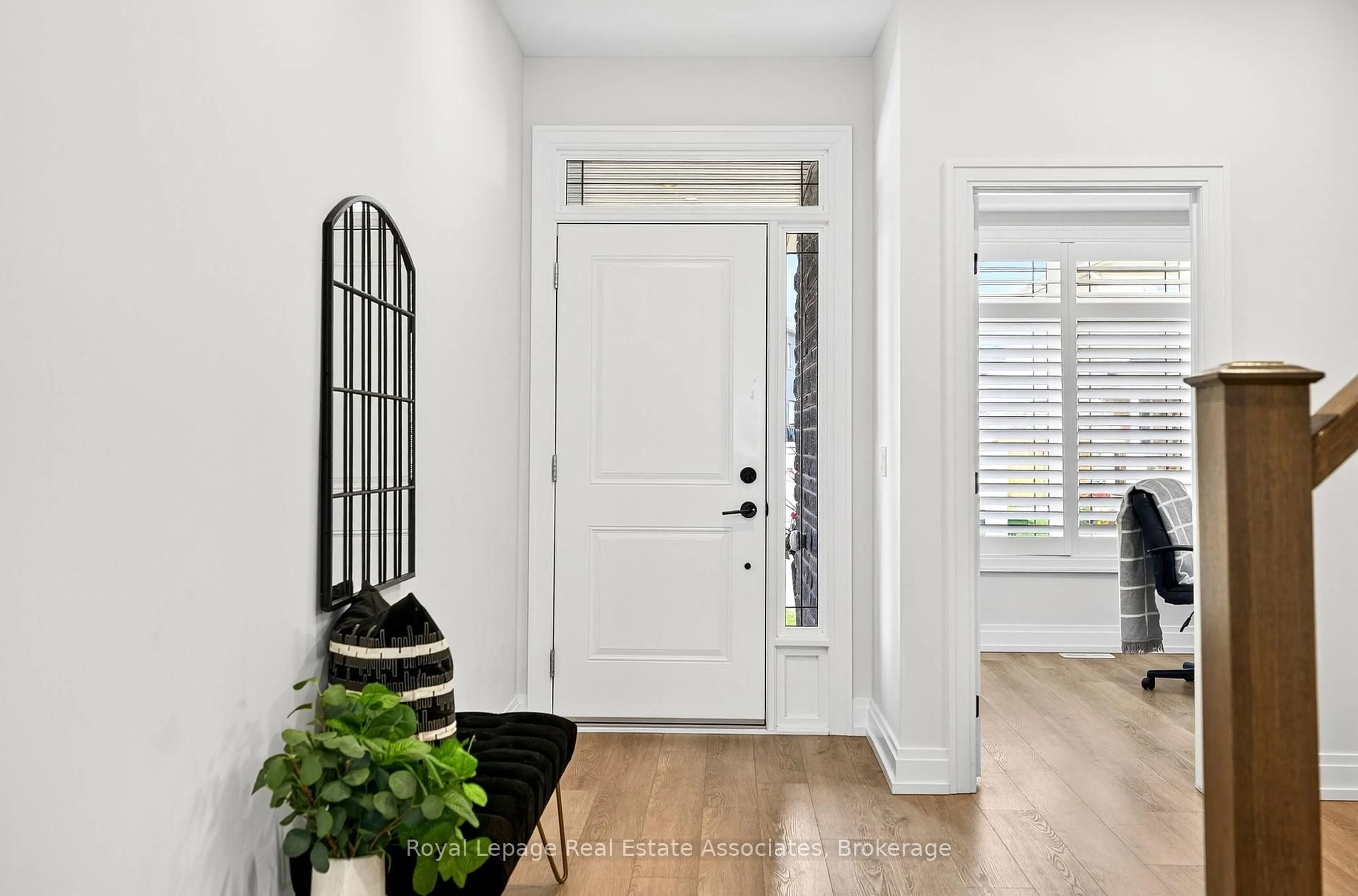 Indoor entryway for 10 Granite Ridge Tr, Hamilton Ontario L8B 1Y4