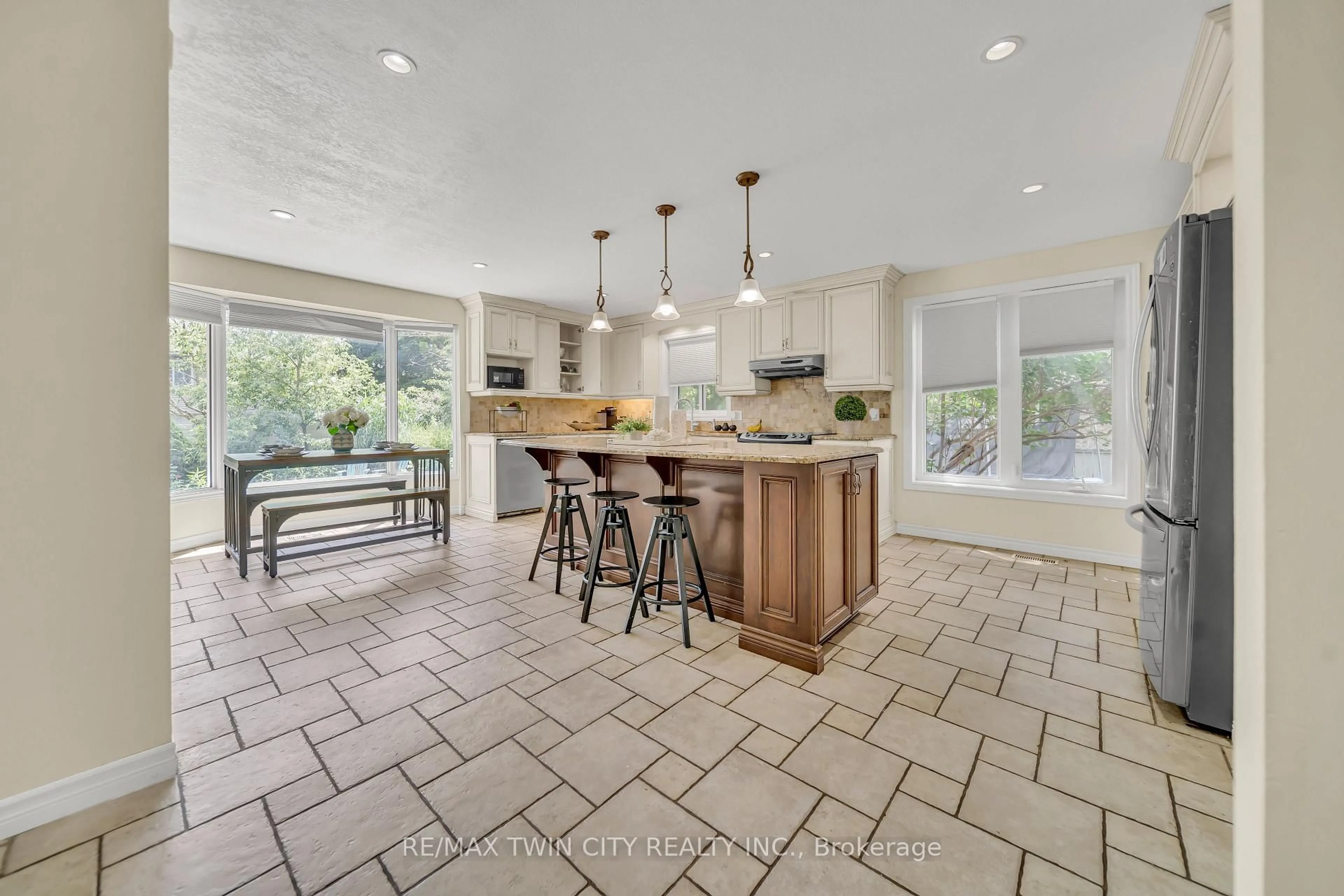 Open concept kitchen, ceramic/tile floor for 468 Manitoba Rd, Woodstock Ontario N4S 8N8
