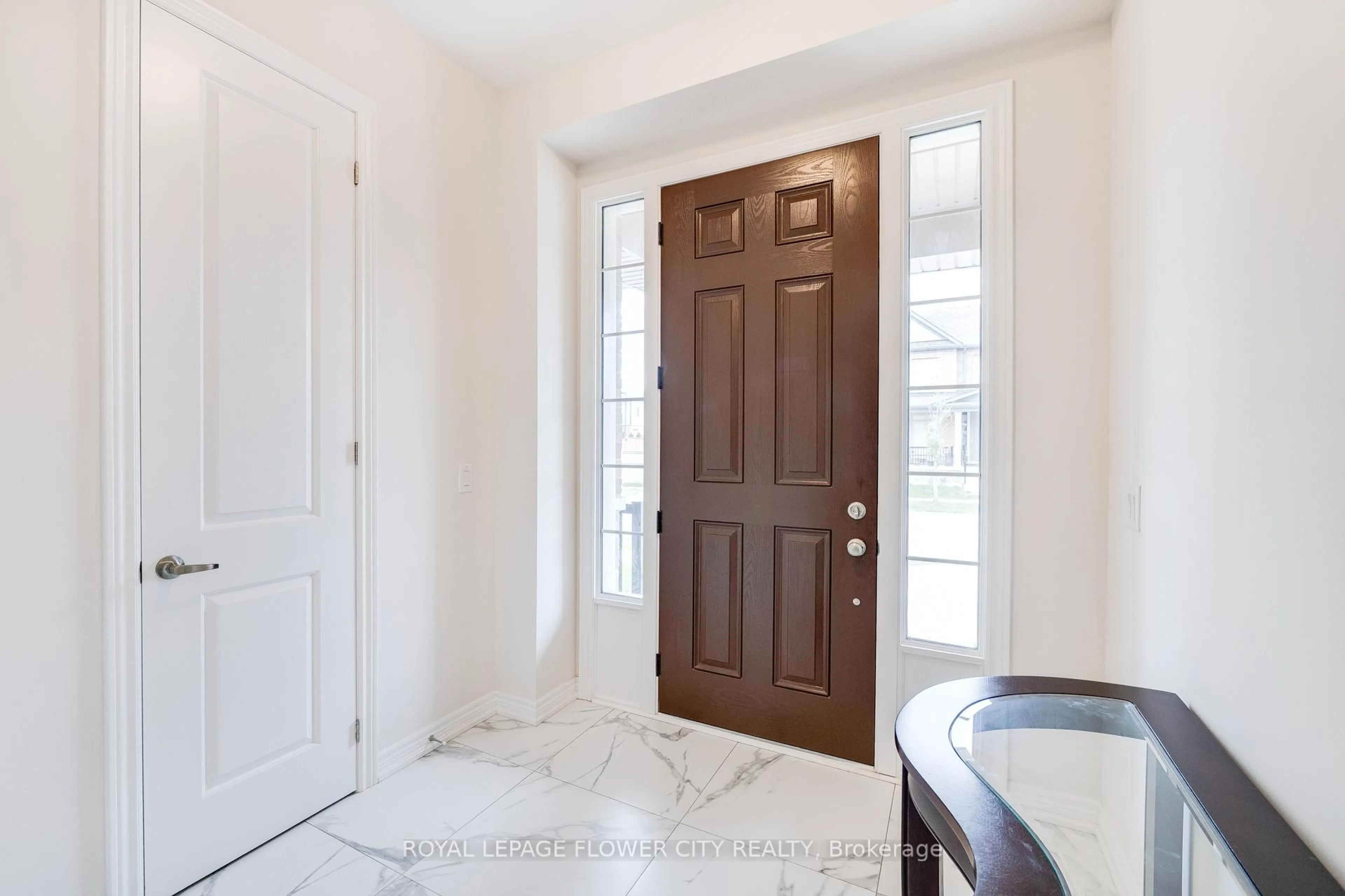 Indoor entryway for 588 Beckview Cres, Kitchener Ontario N2R 0R4