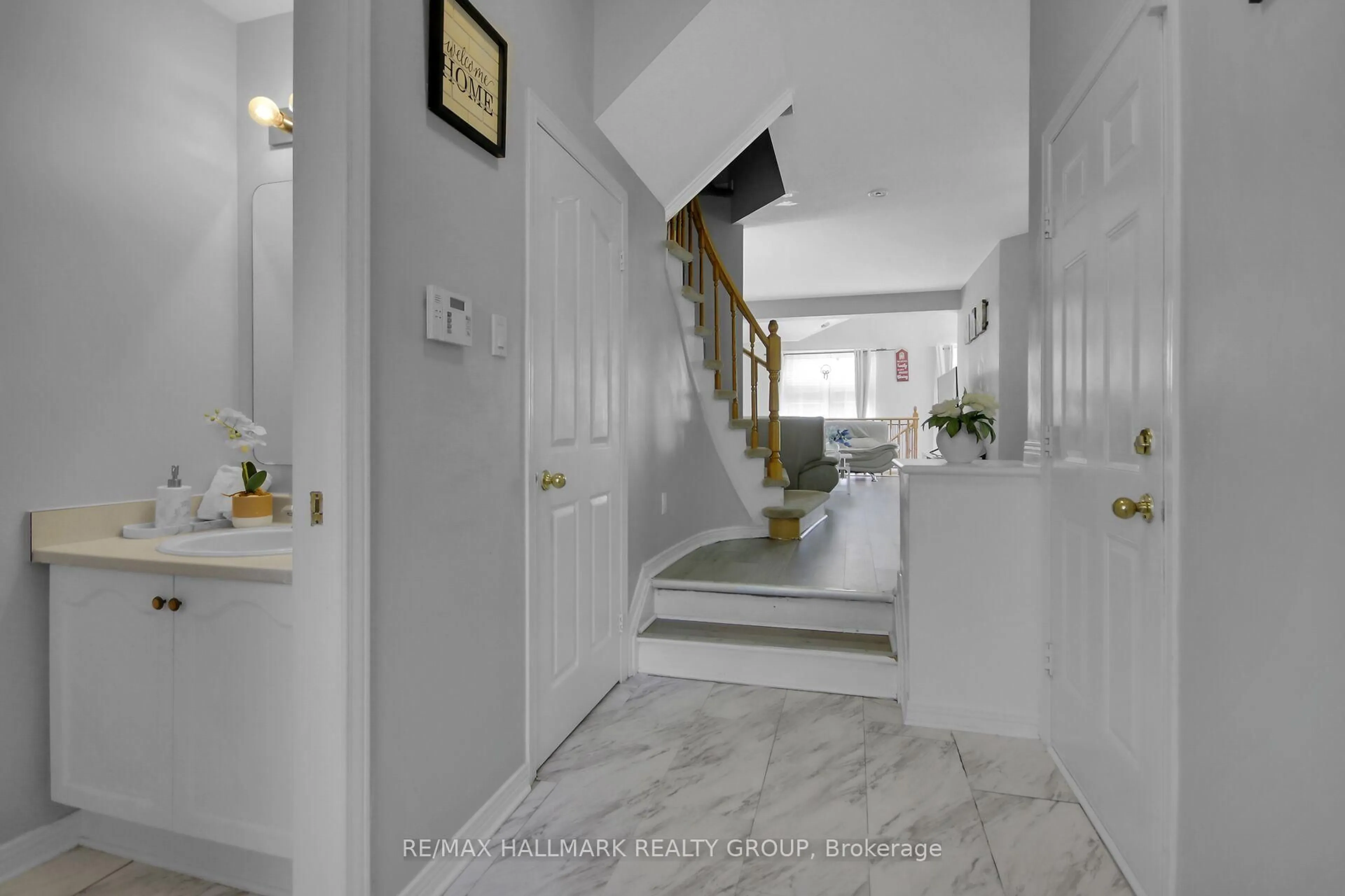 Indoor foyer for 4320 Owl Valley Dr, Ottawa Ontario K1V 1L8