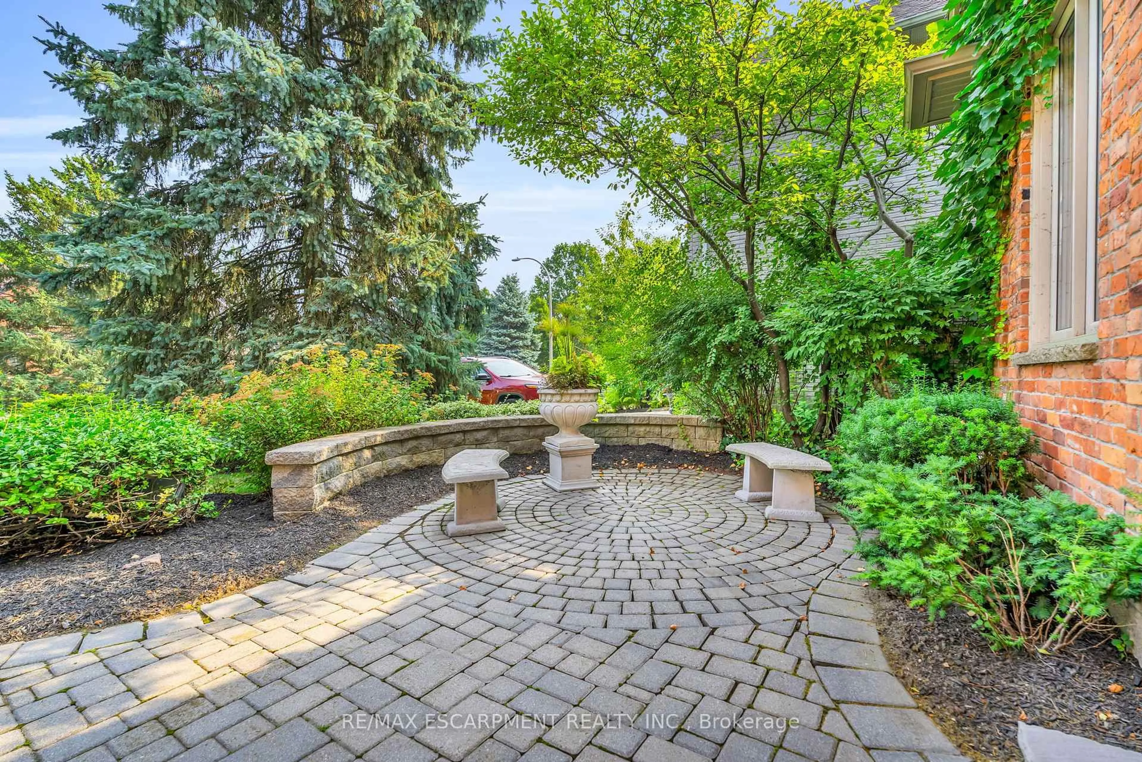 Patio, street for 484 Bush Dr, Hamilton Ontario L9G 4T4