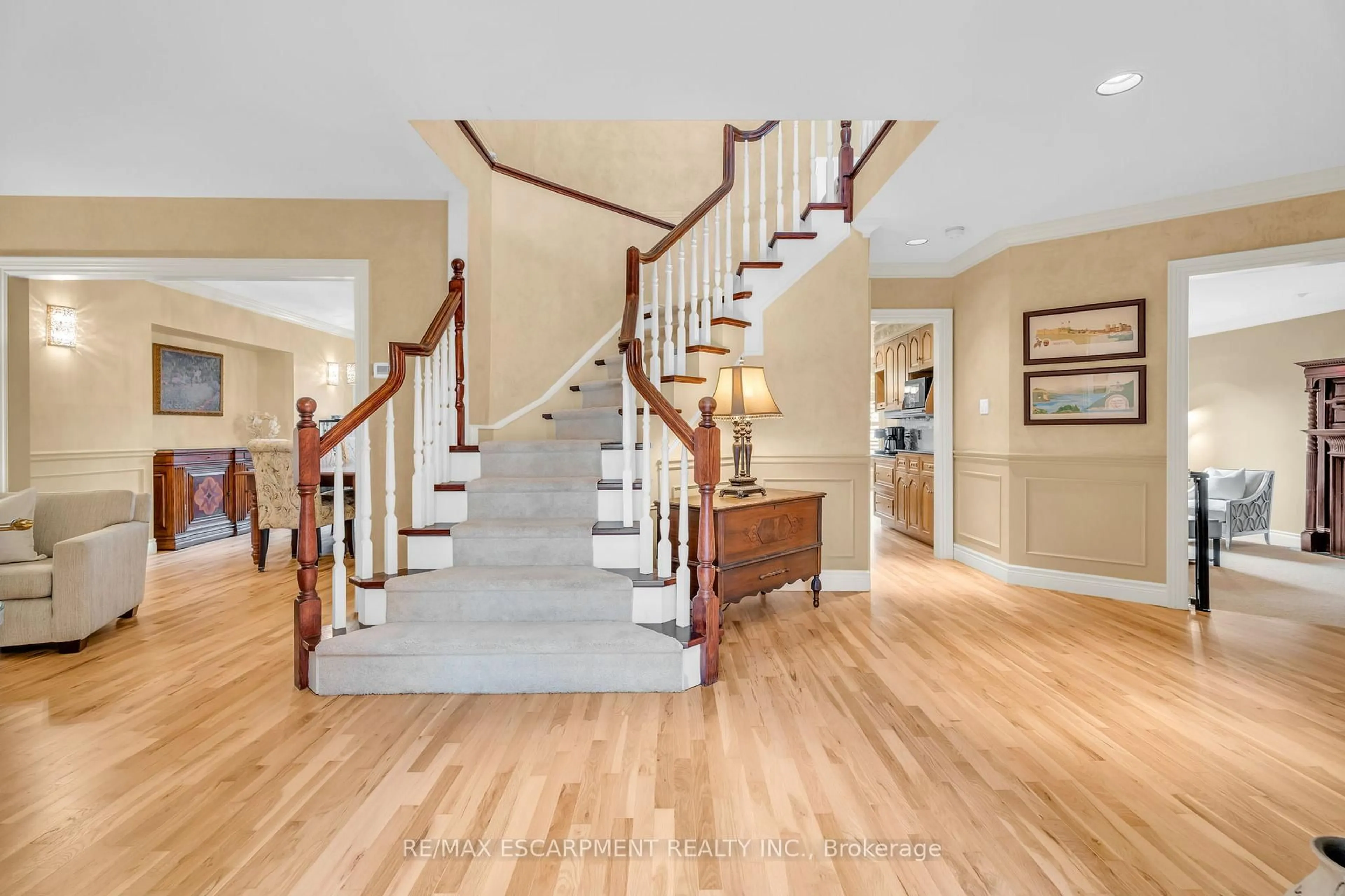 Indoor foyer for 484 Bush Dr, Hamilton Ontario L9G 4T4