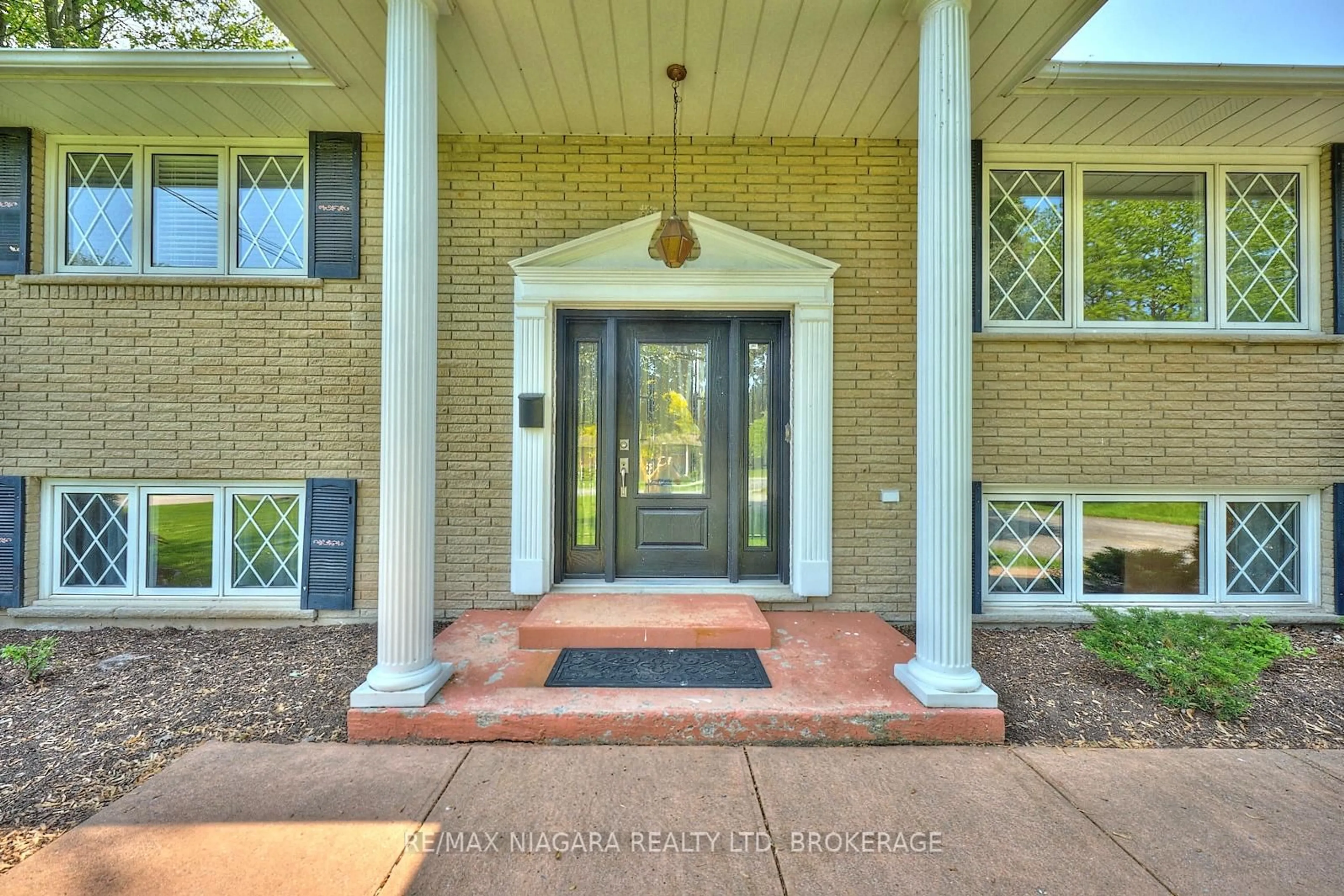 Indoor entryway for 1129 Manning Crt, Fort Erie Ontario L2A 5P7