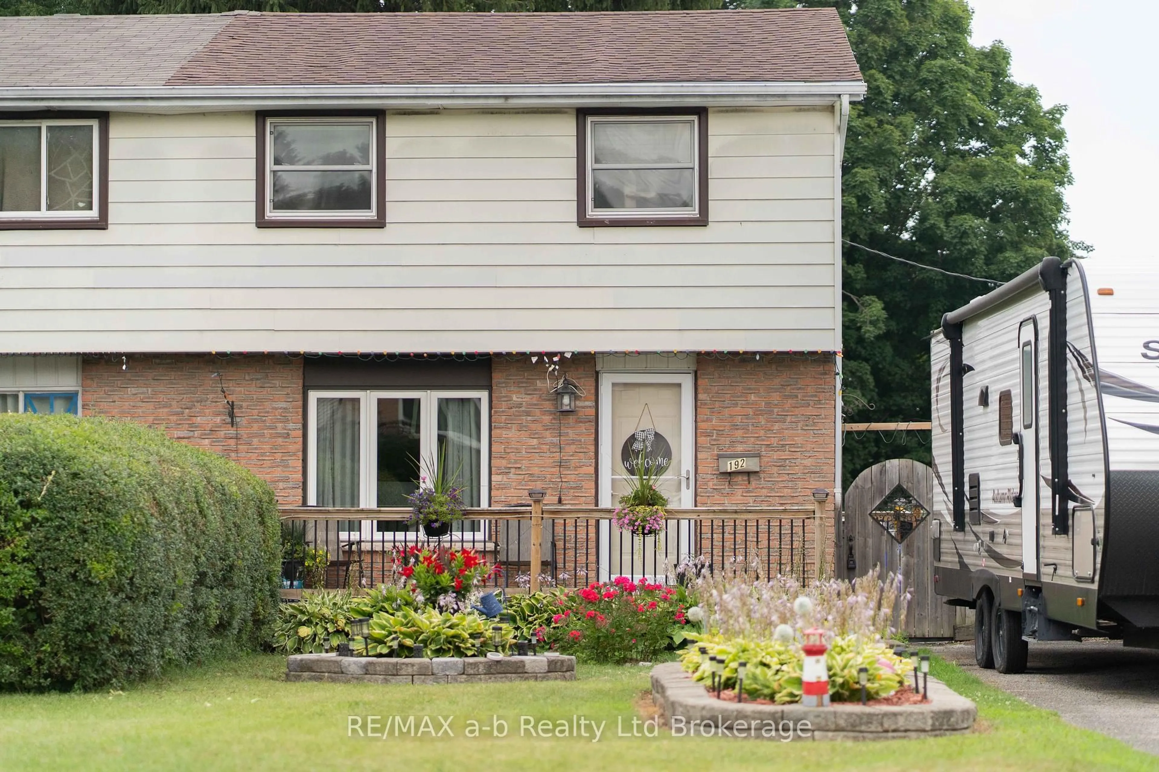 Home with vinyl exterior material, street for 192 Metcalfe St, Ingersoll Ontario N5C 1M9