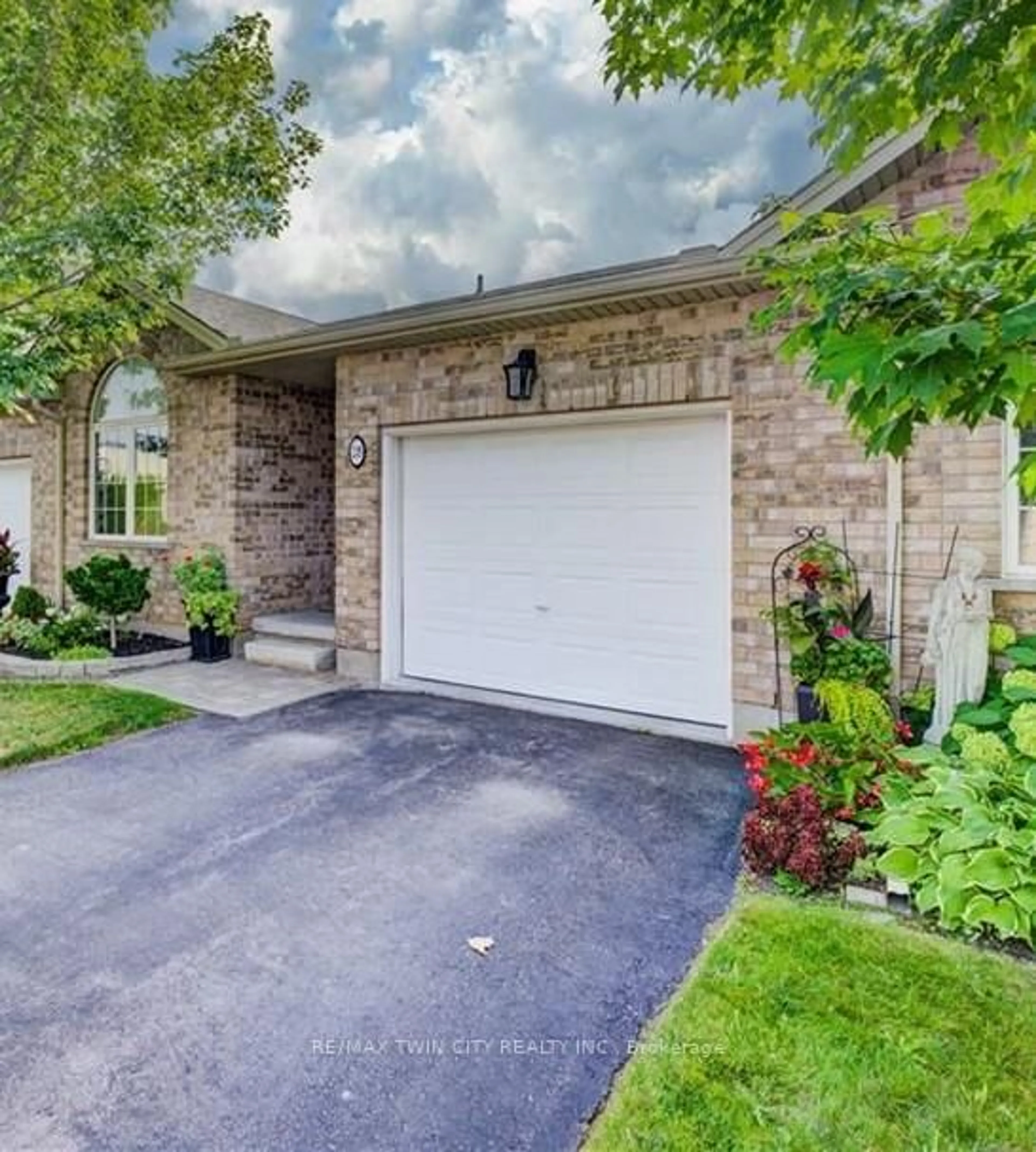 Home with brick exterior material, street for 35 Green Gate Blvd #28, Cambridge Ontario N1T 0A3