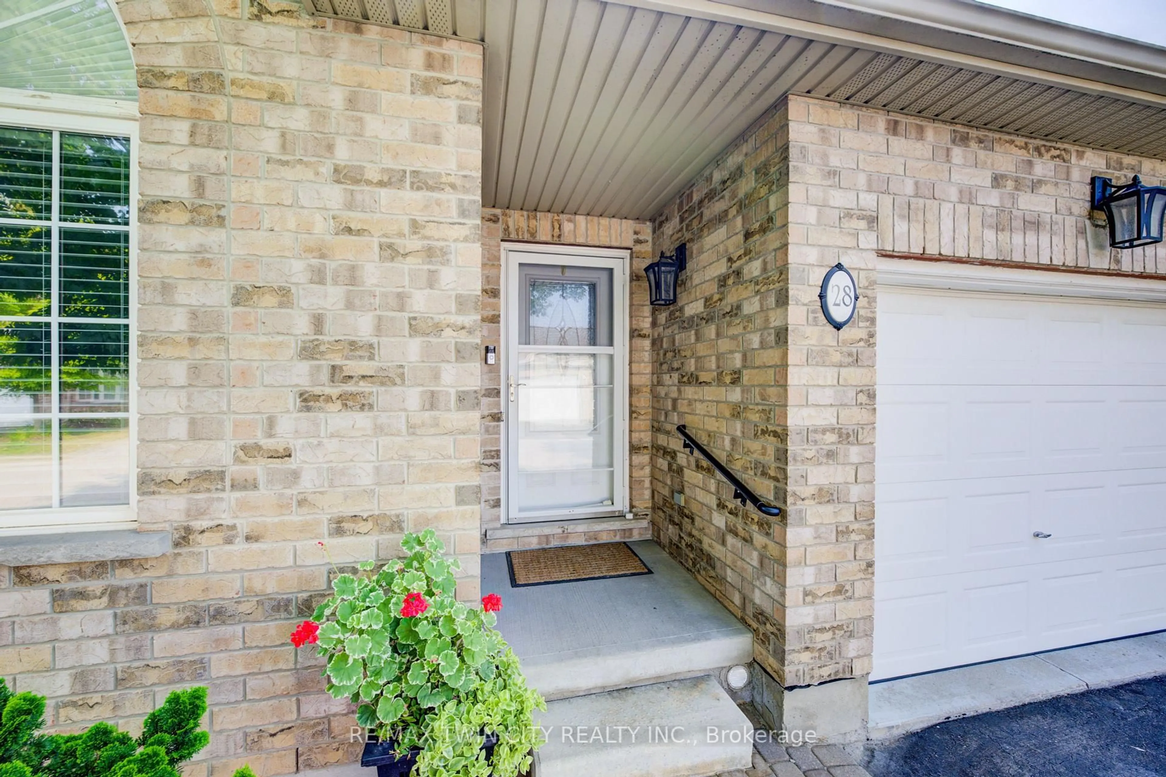 Indoor entryway for 35 Green Gate Blvd #28, Cambridge Ontario N1T 0A3