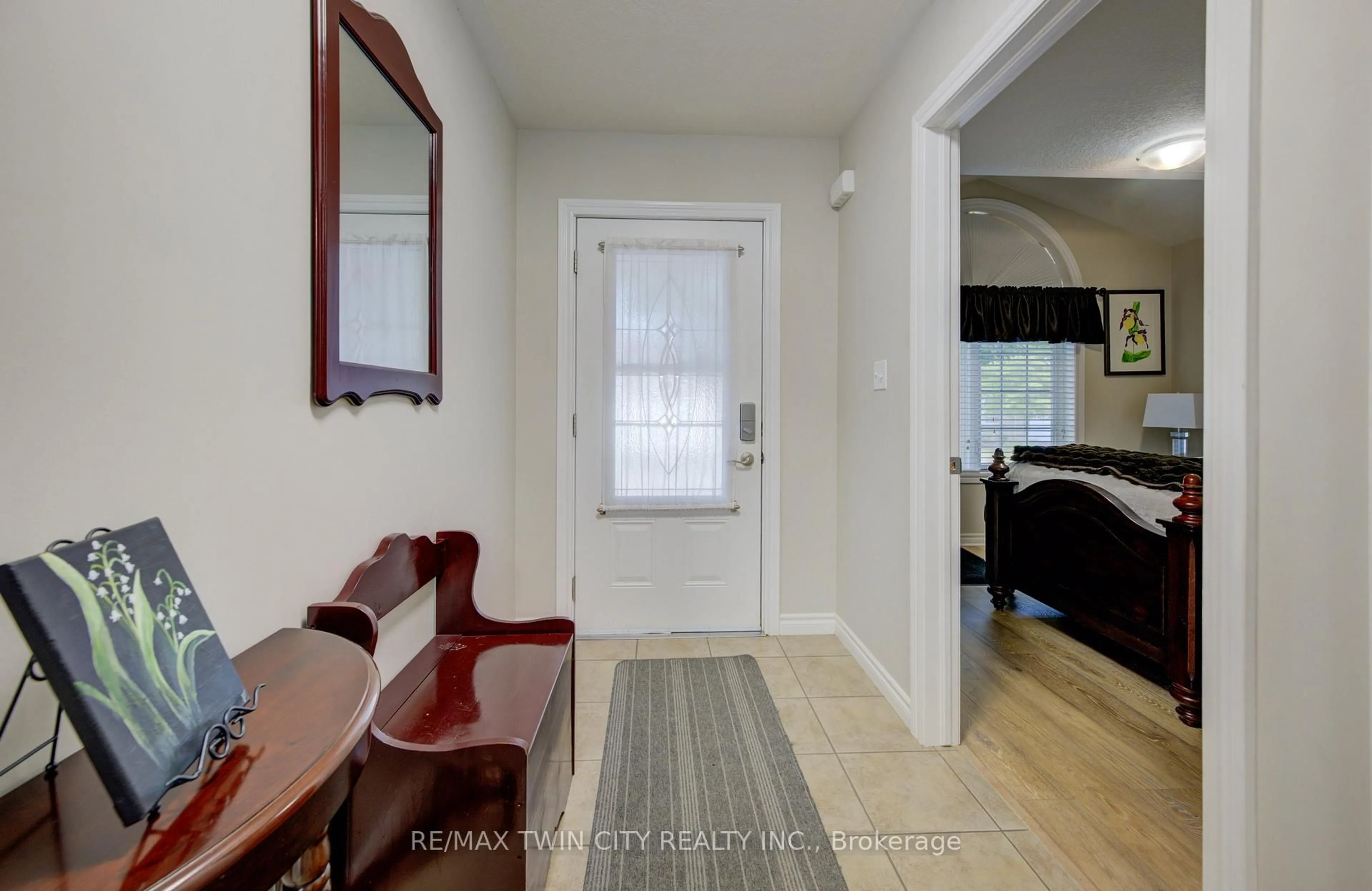 Indoor entryway for 35 Green Gate Blvd #28, Cambridge Ontario N1T 0A3