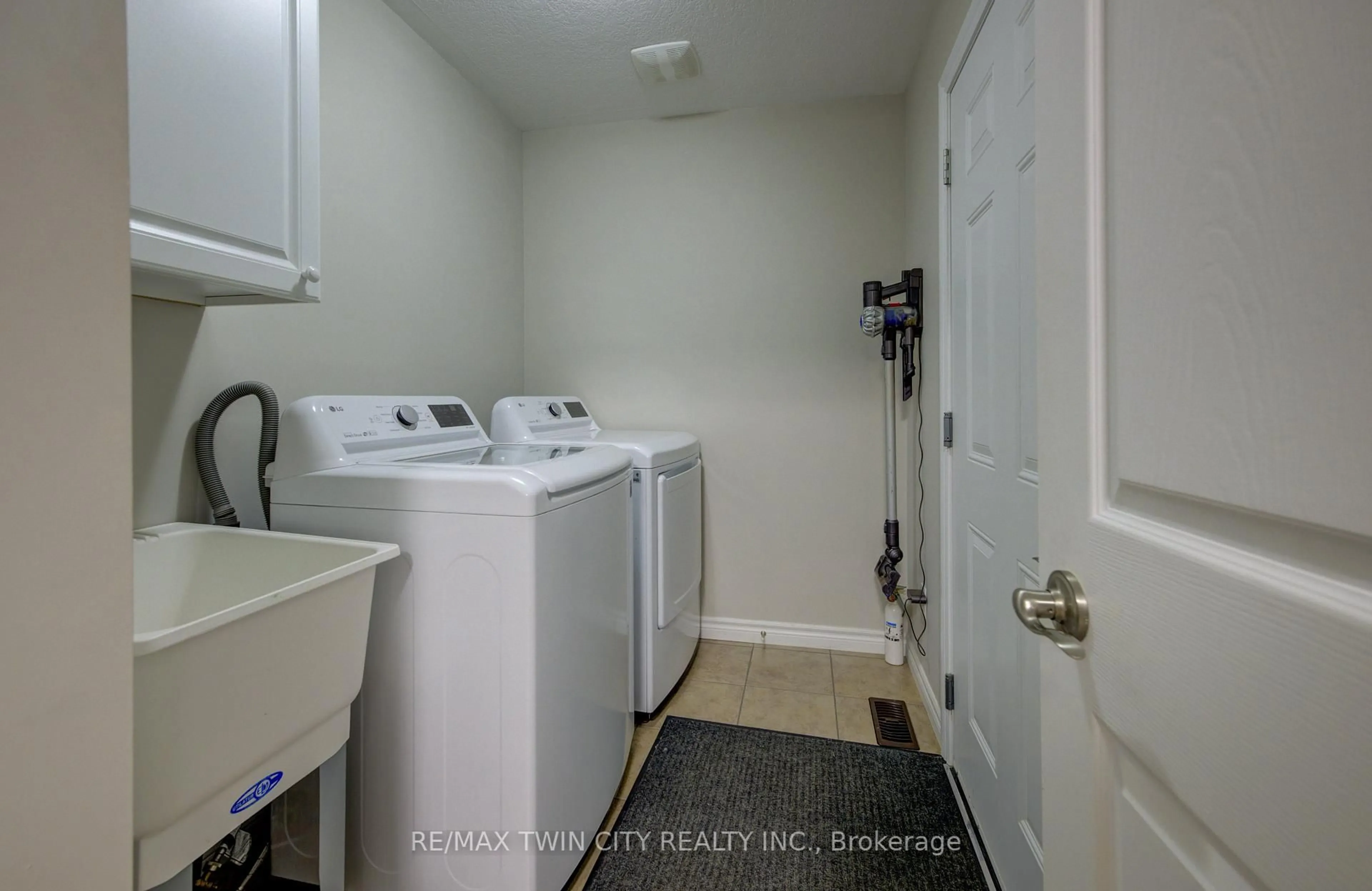 Laundry room for 35 Green Gate Blvd #28, Cambridge Ontario N1T 0A3