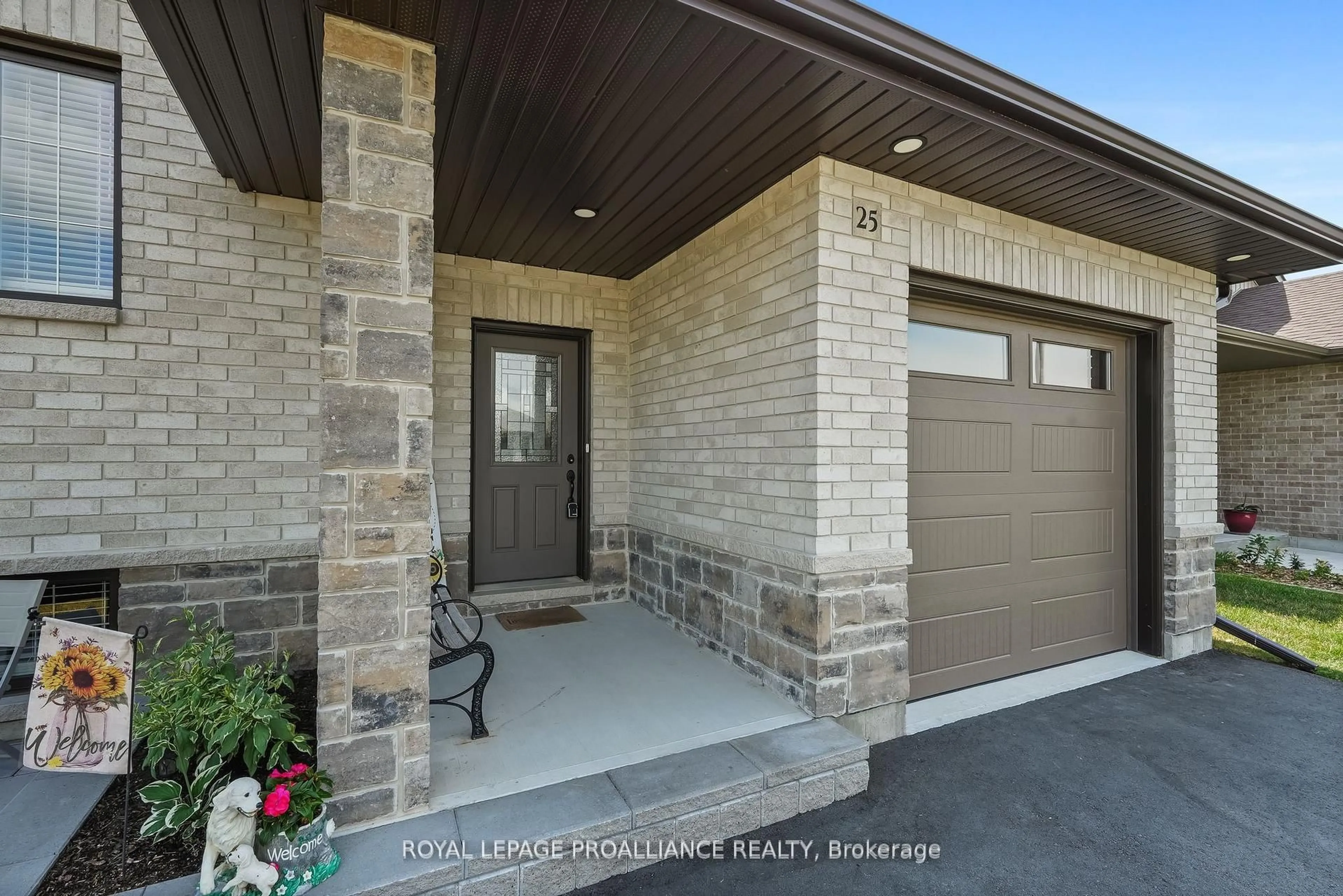 Indoor entryway for 25 Cedar Park Cres, Quinte West Ontario K8V 0J1